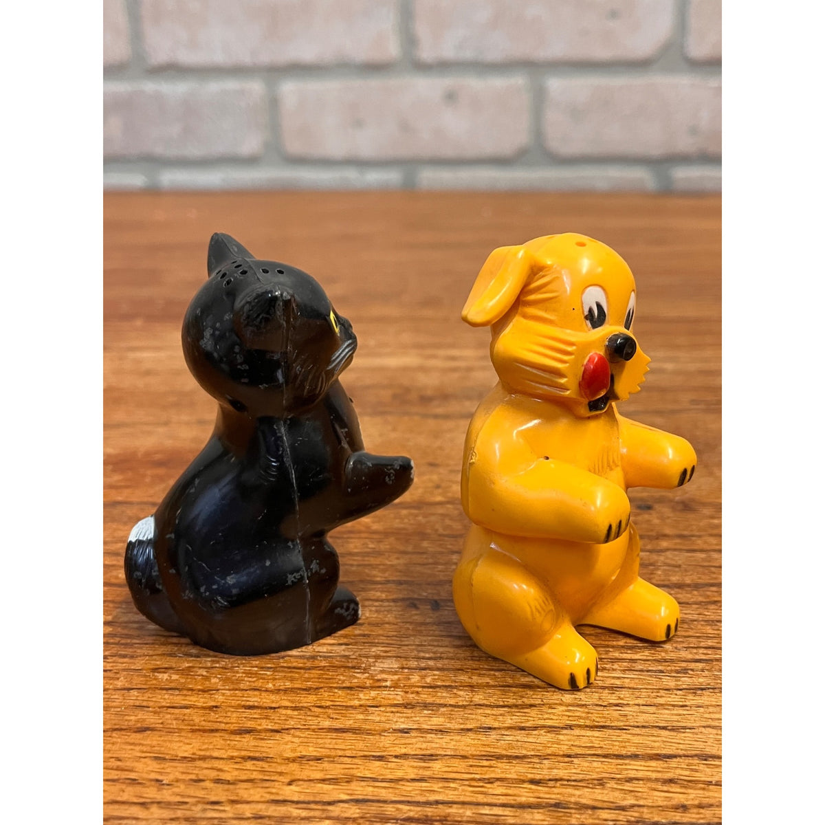 Vintage Plastic Cat and Dog Salt & Pepper Shaker Set F&F Mold & Die Works Dayton, Ohio USA