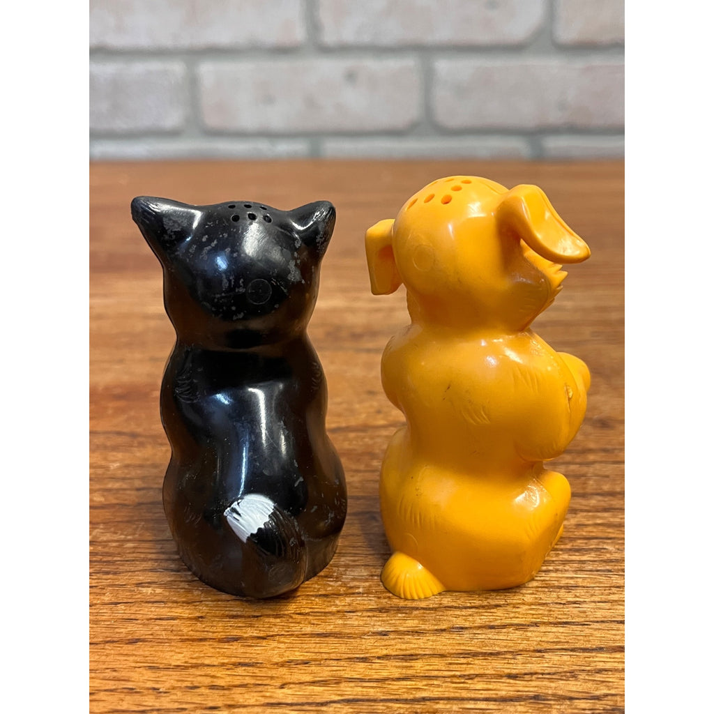 Vintage Plastic Cat and Dog Salt & Pepper Shaker Set F&F Mold & Die Works Dayton, Ohio USA