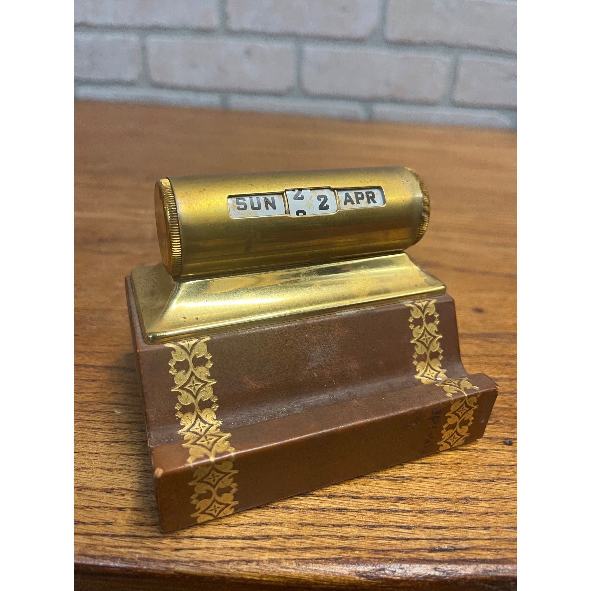 Vintage Perpetual Flip Mechanical Desktop Calendar With Pen Rest