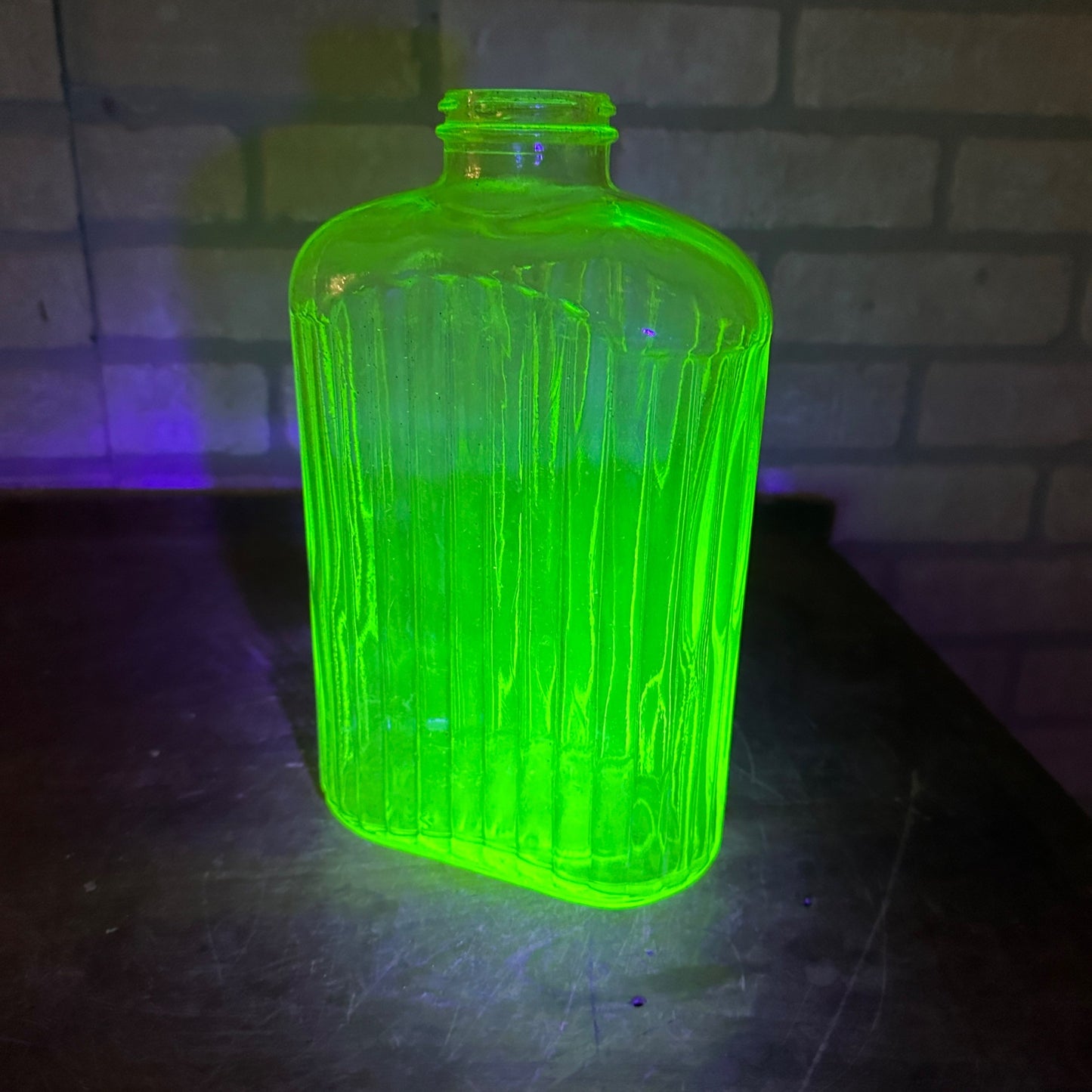 ANTIQUE 1920'S URANIUM GREEN OVAL RIBBED REFRIGERATOR JAR WATER BOTTLE GLOWS