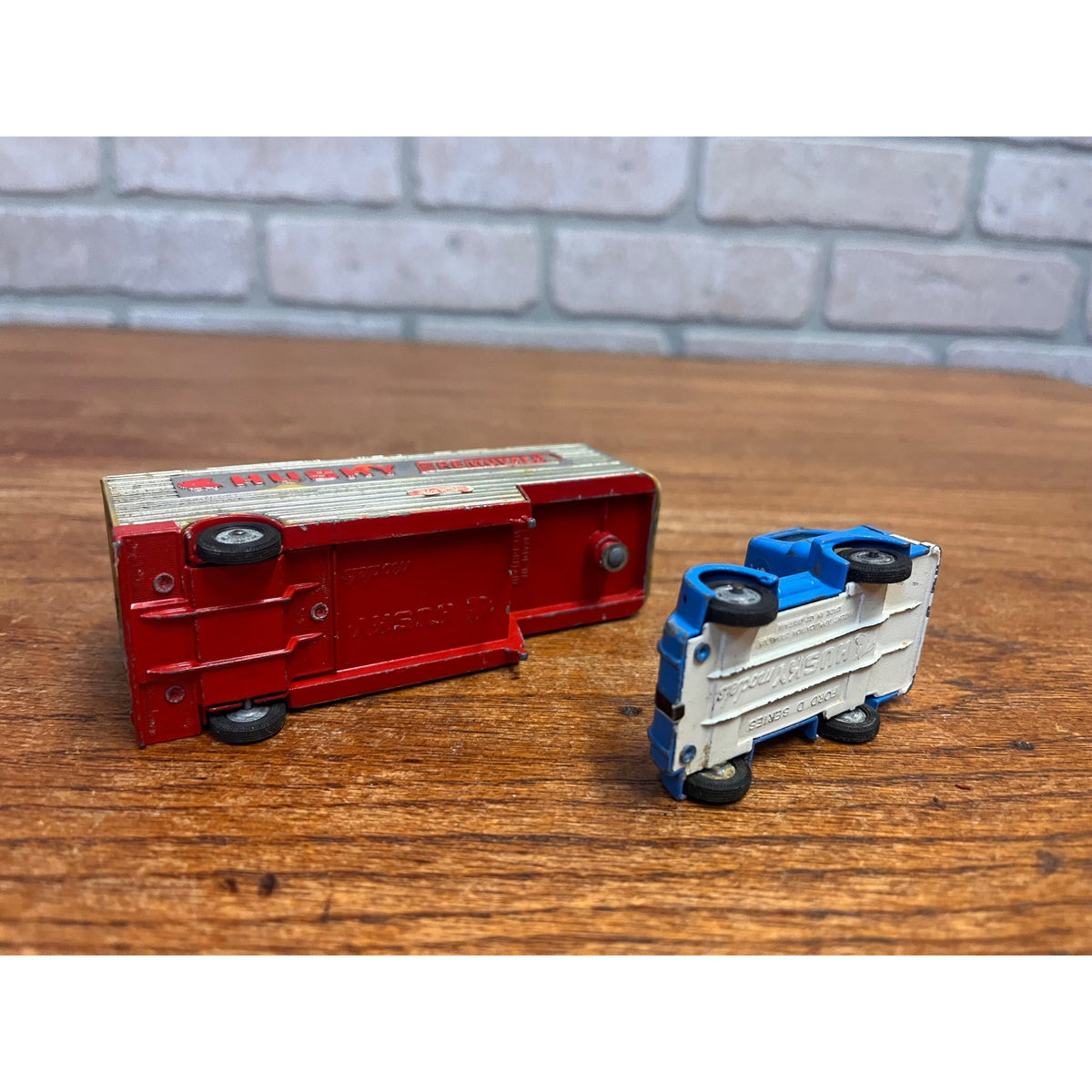 Husky Models Ford D Series Tractor Unit & Removals Trailer Blue & Silver