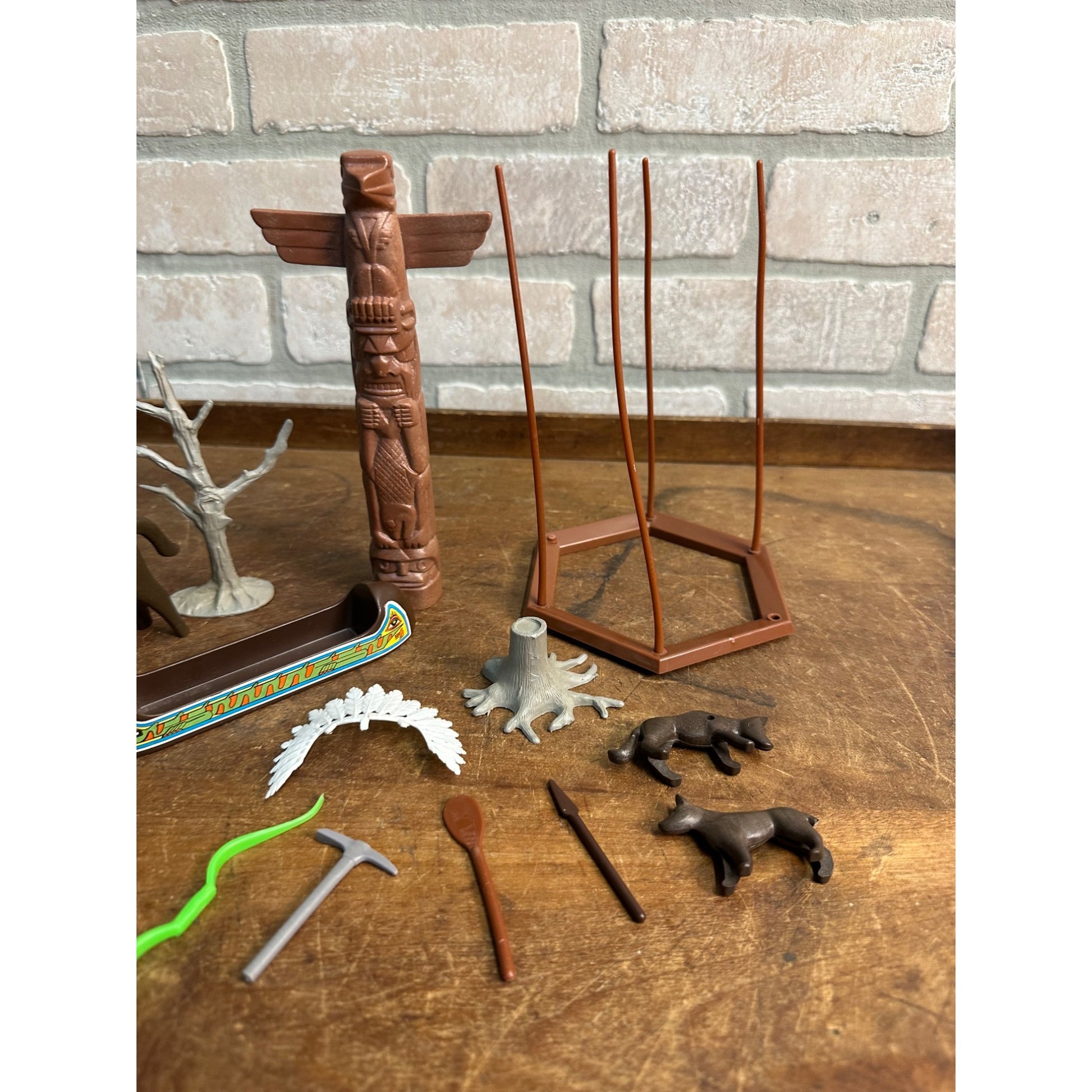 VINTAGE 1974 GEOBRA PLAYMOBIL INDIAN CAMP LOT, TEEPEE, CANOE, INDIAN, HORSE, TOTEM POLE