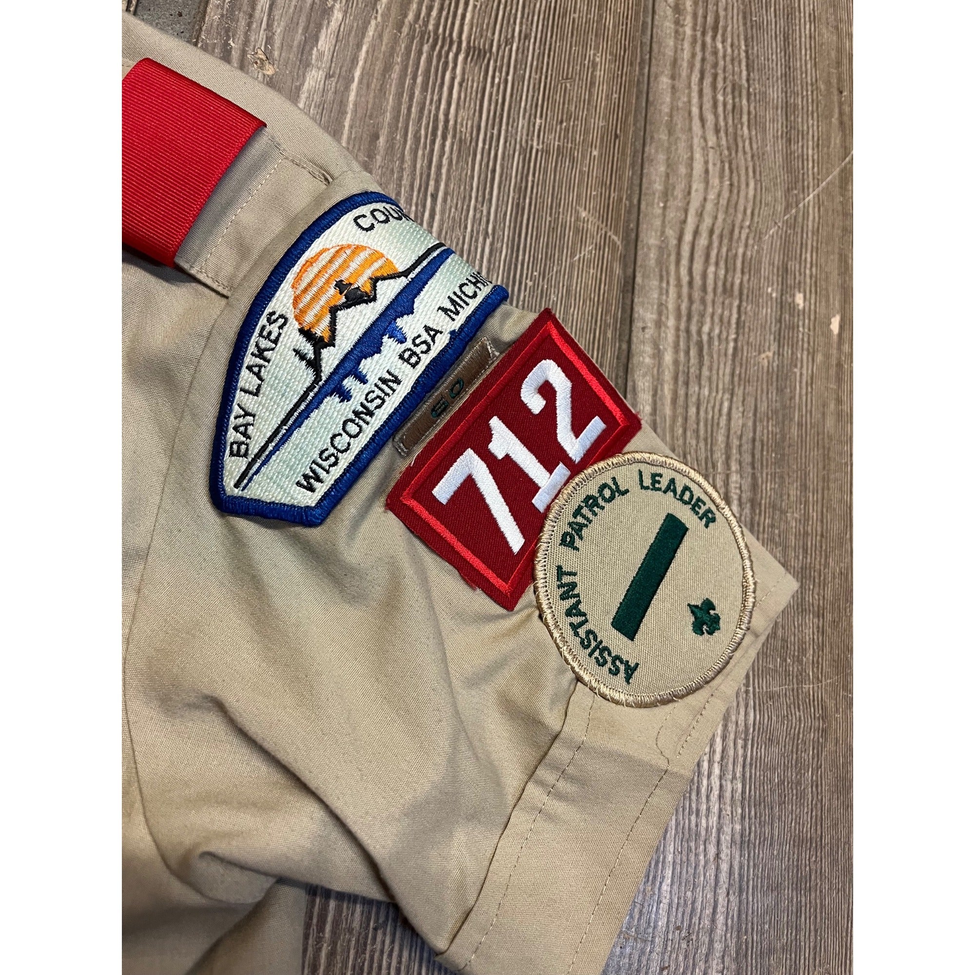 Vintage Boy Scouts of America Uniform Shirt w Patches Pins Wisconsin Troop 712