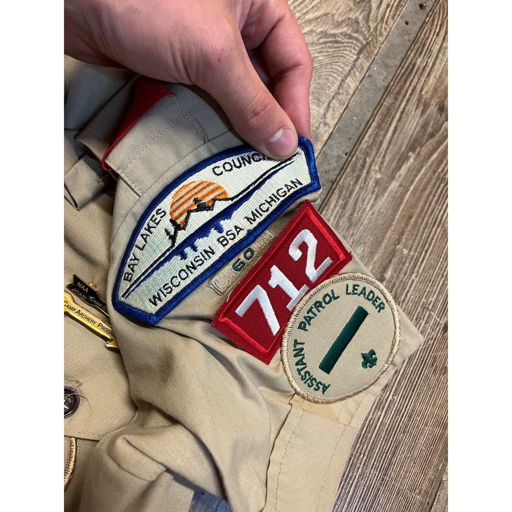 Vintage Boy Scouts of America Uniform Shirt w Patches Pins Wisconsin Troop 712