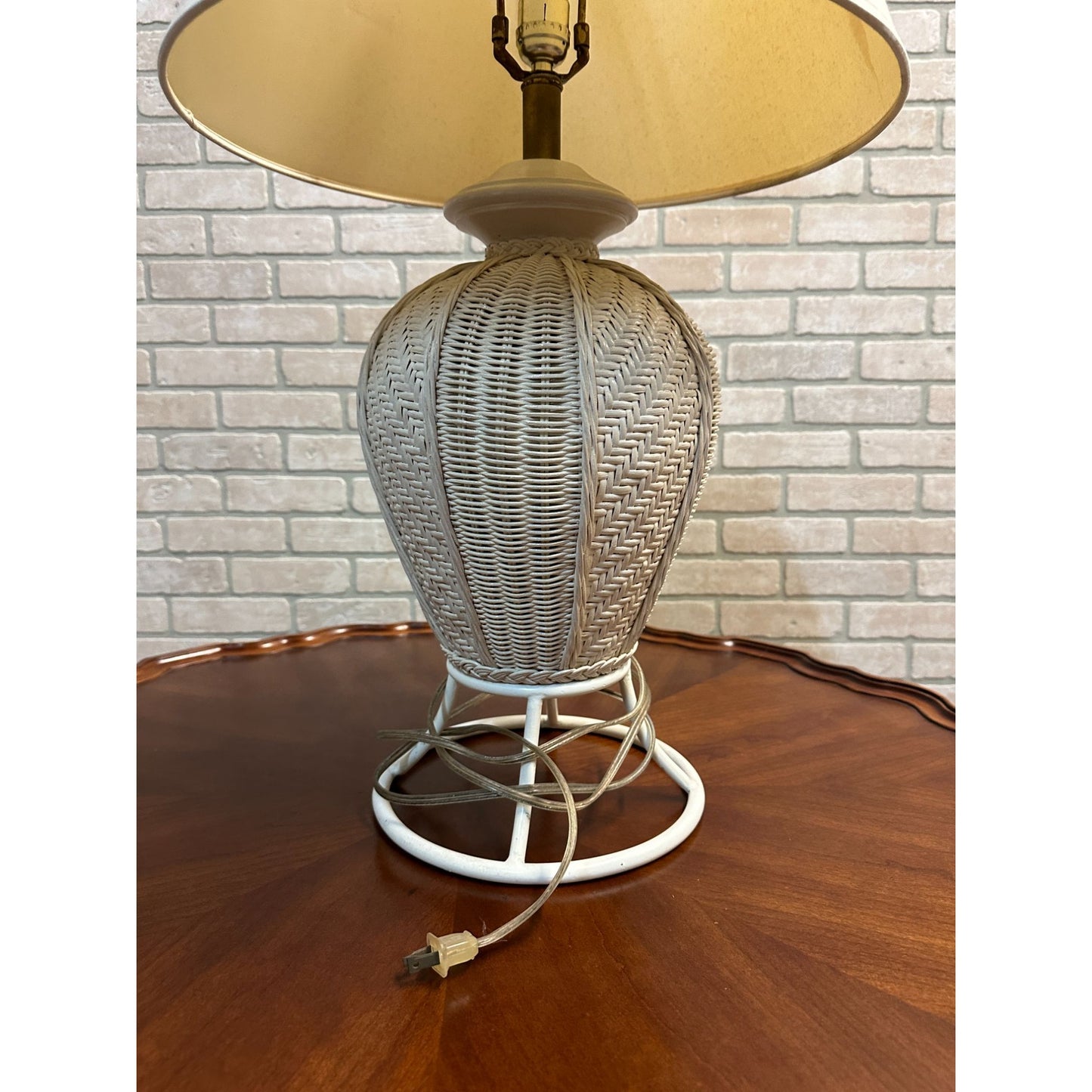Modern White Wicker Side Table Lamp WORKS