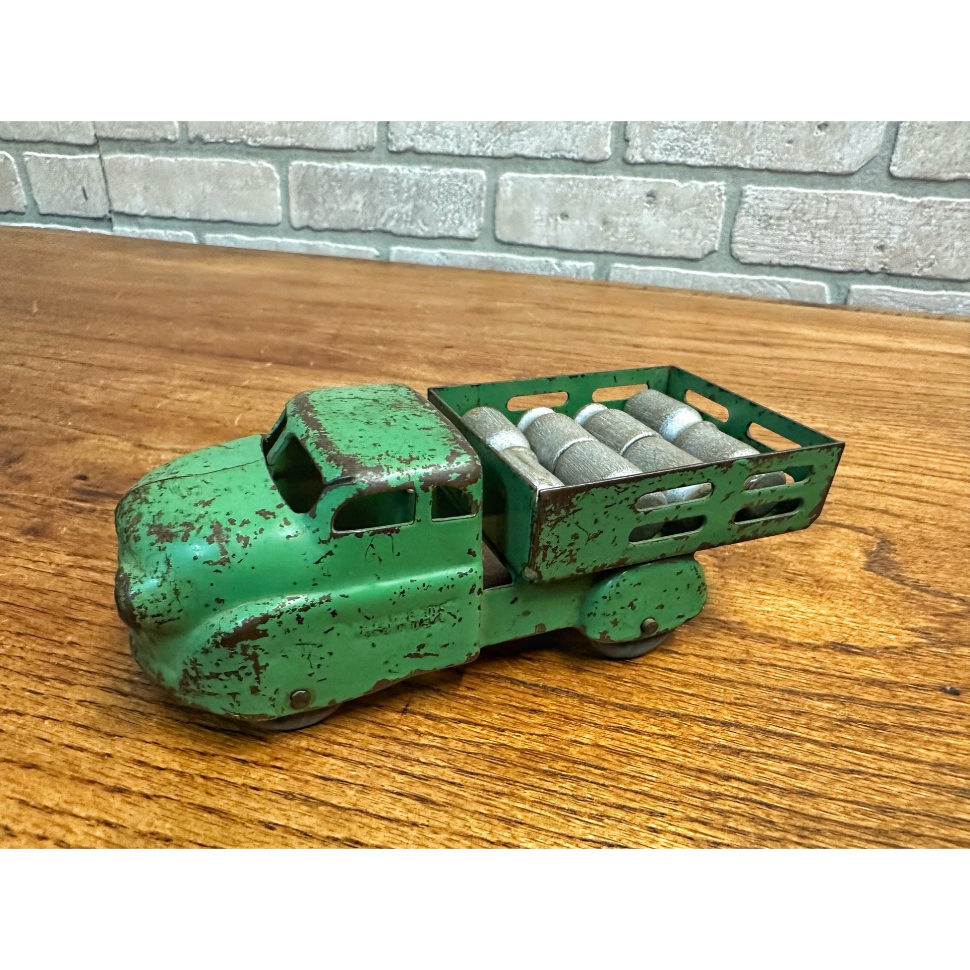 Vintage Wyandotte Pressed Steel Delivery Truck w/ 8 Barrels Green 6" Toy