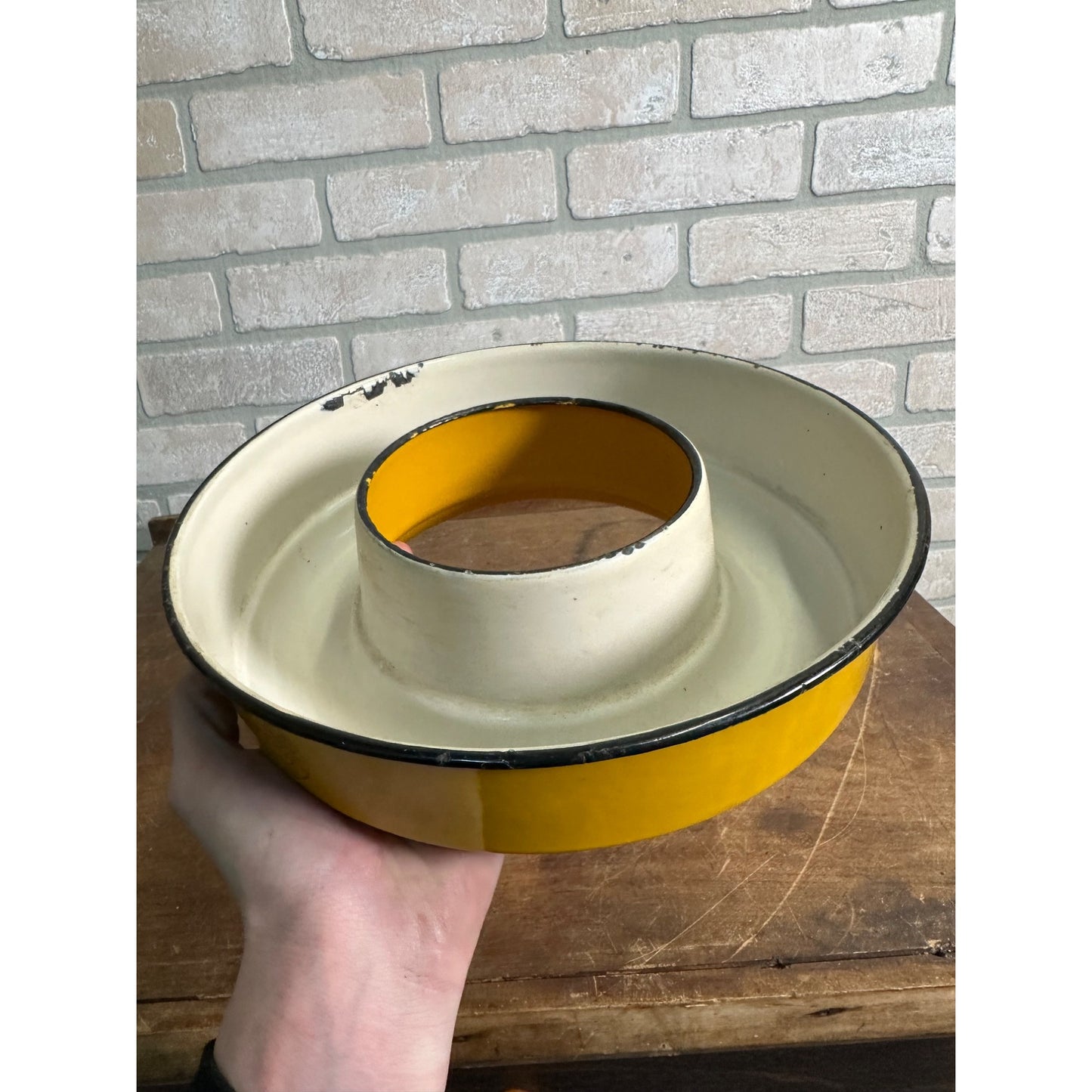 VINTAGE CREAM CITY WARE MILWAUKEE - ENAMELWARE 10" BUNDT CAKE PAN