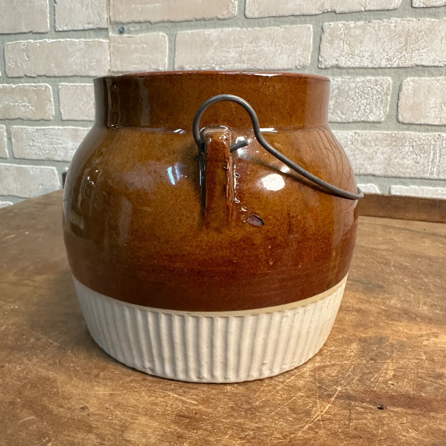 RED WING BROWN & WHITE BAILED BEAN POT WITH BAR HANDLE RIBBED