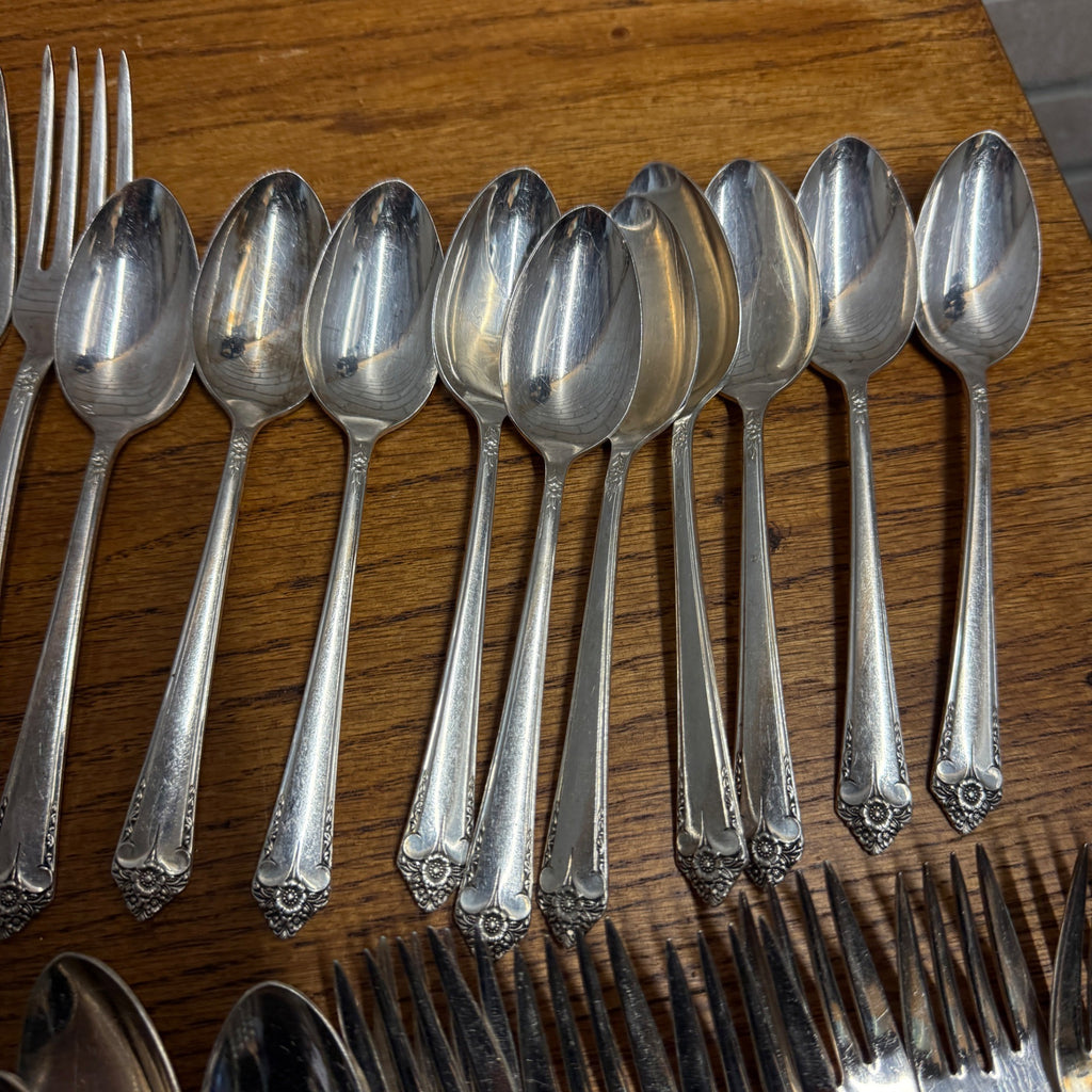 52 Pc Set WM Rogers Silverplate STARLIGHT ROSE Flatware