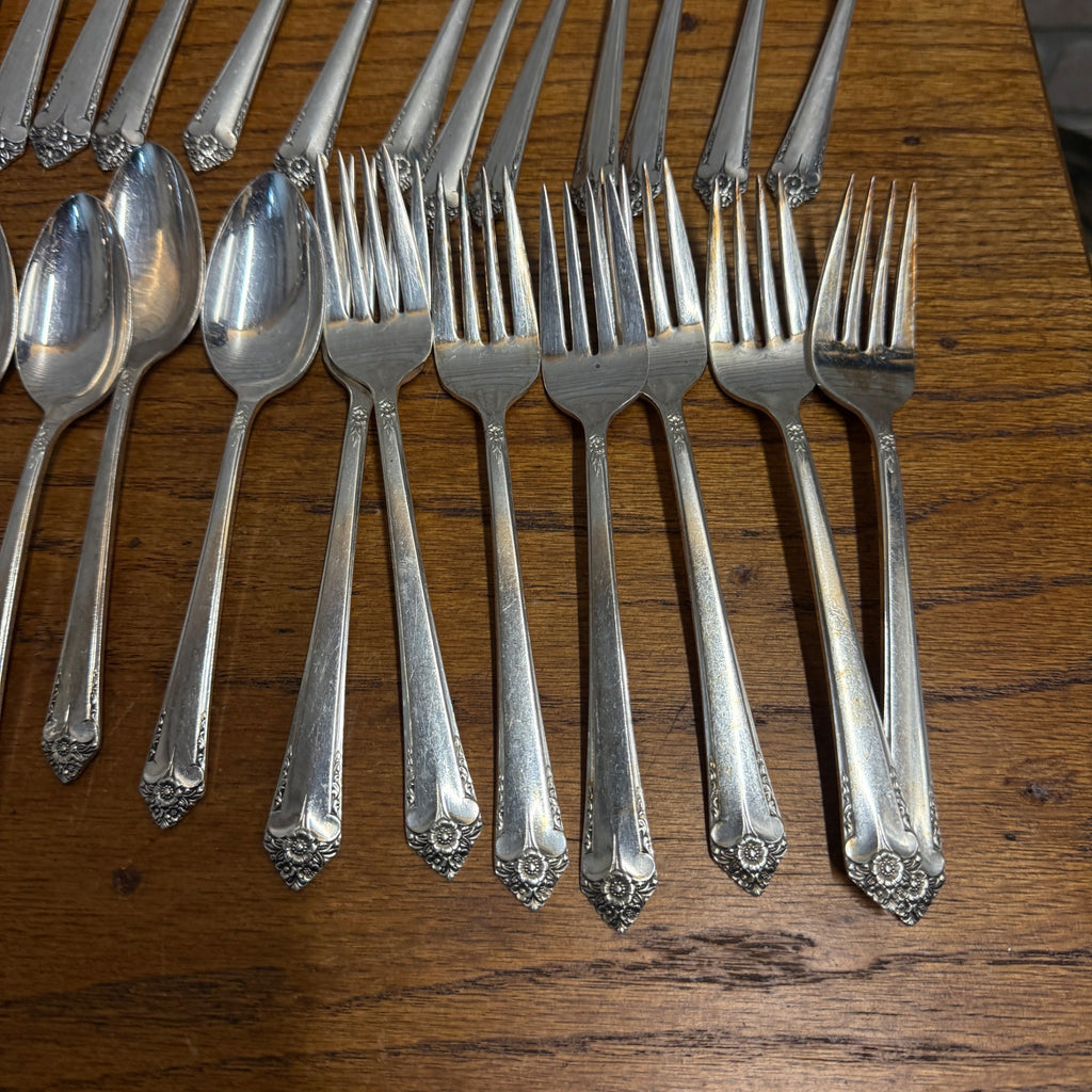 52 Pc Set WM Rogers Silverplate STARLIGHT ROSE Flatware
