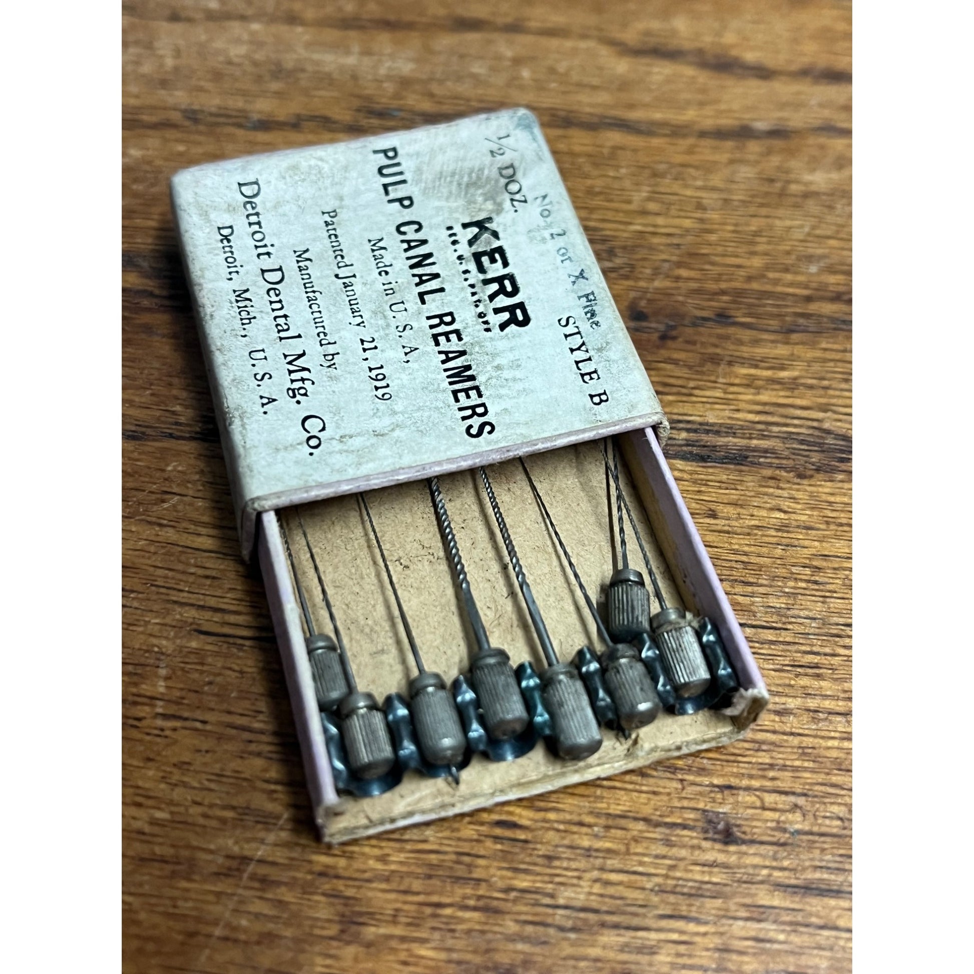 Vintage Kerr Pulp Canal Reamers Detroit Dental Mfg Co. Medical Oddity Box