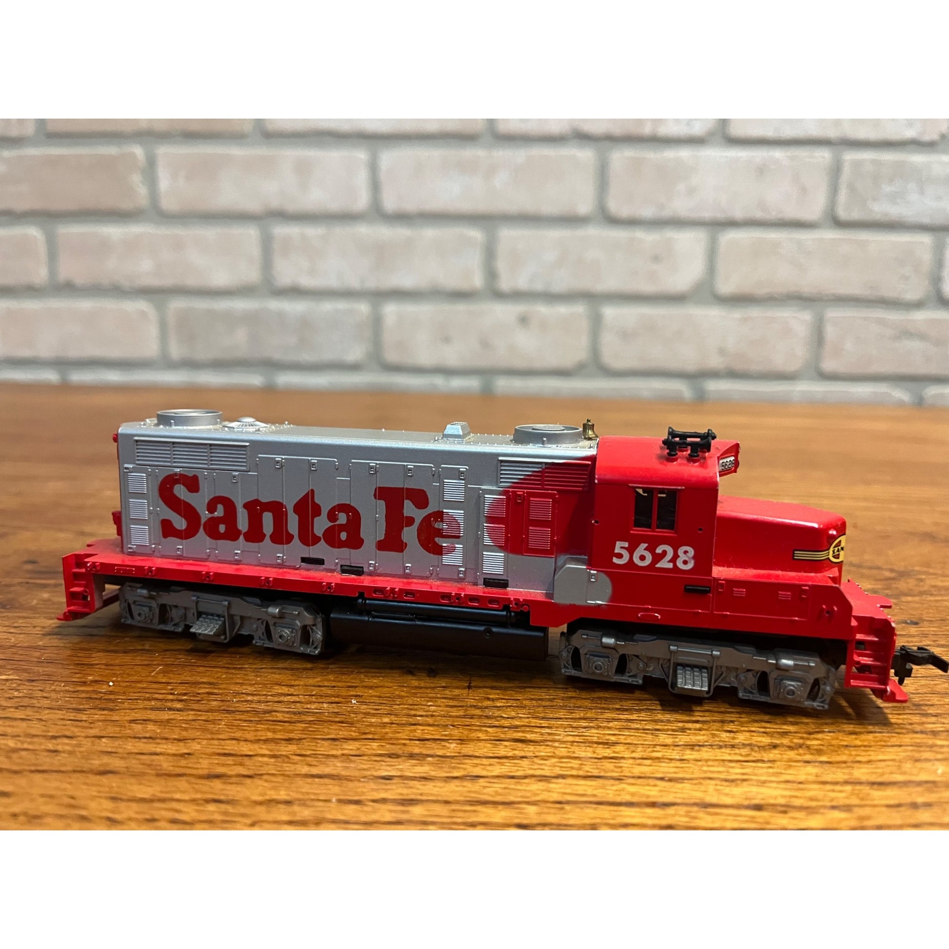HO Scale TYCO Santa Fe Diesel Locomotive 5628 Untested