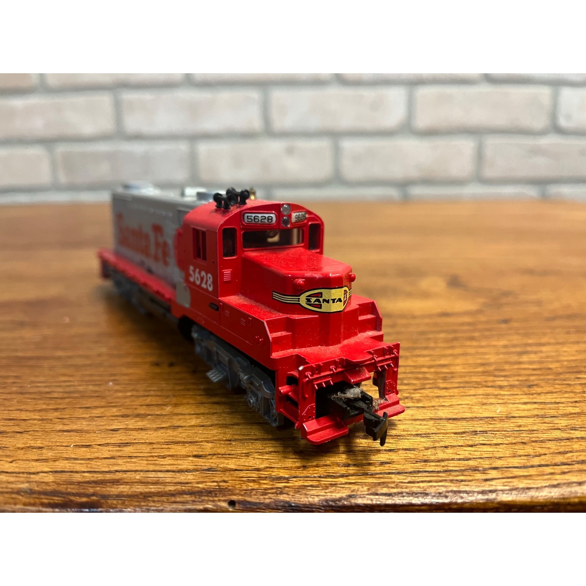 HO Scale TYCO Santa Fe Diesel Locomotive 5628 Untested