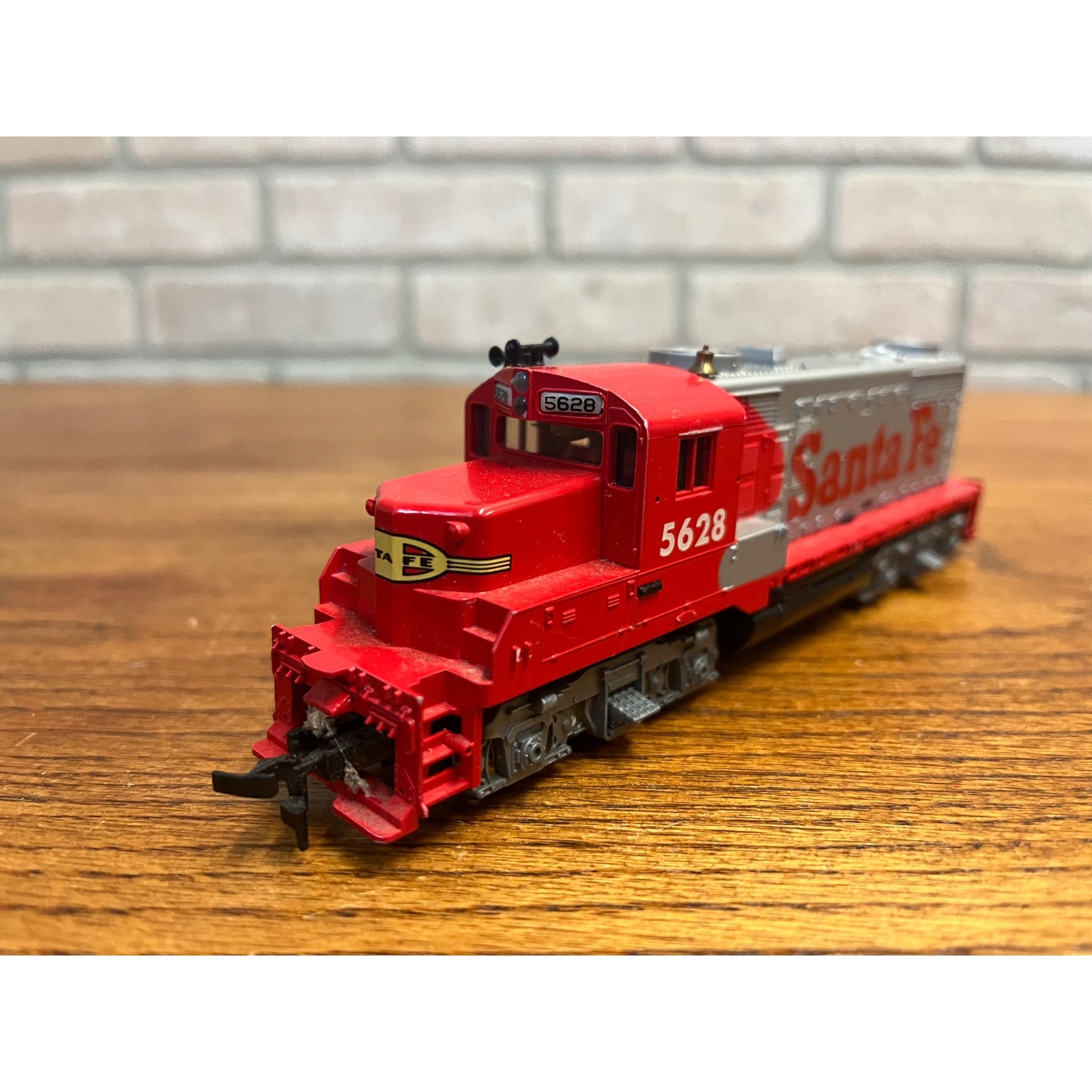 HO Scale TYCO Santa Fe Diesel Locomotive 5628 Untested