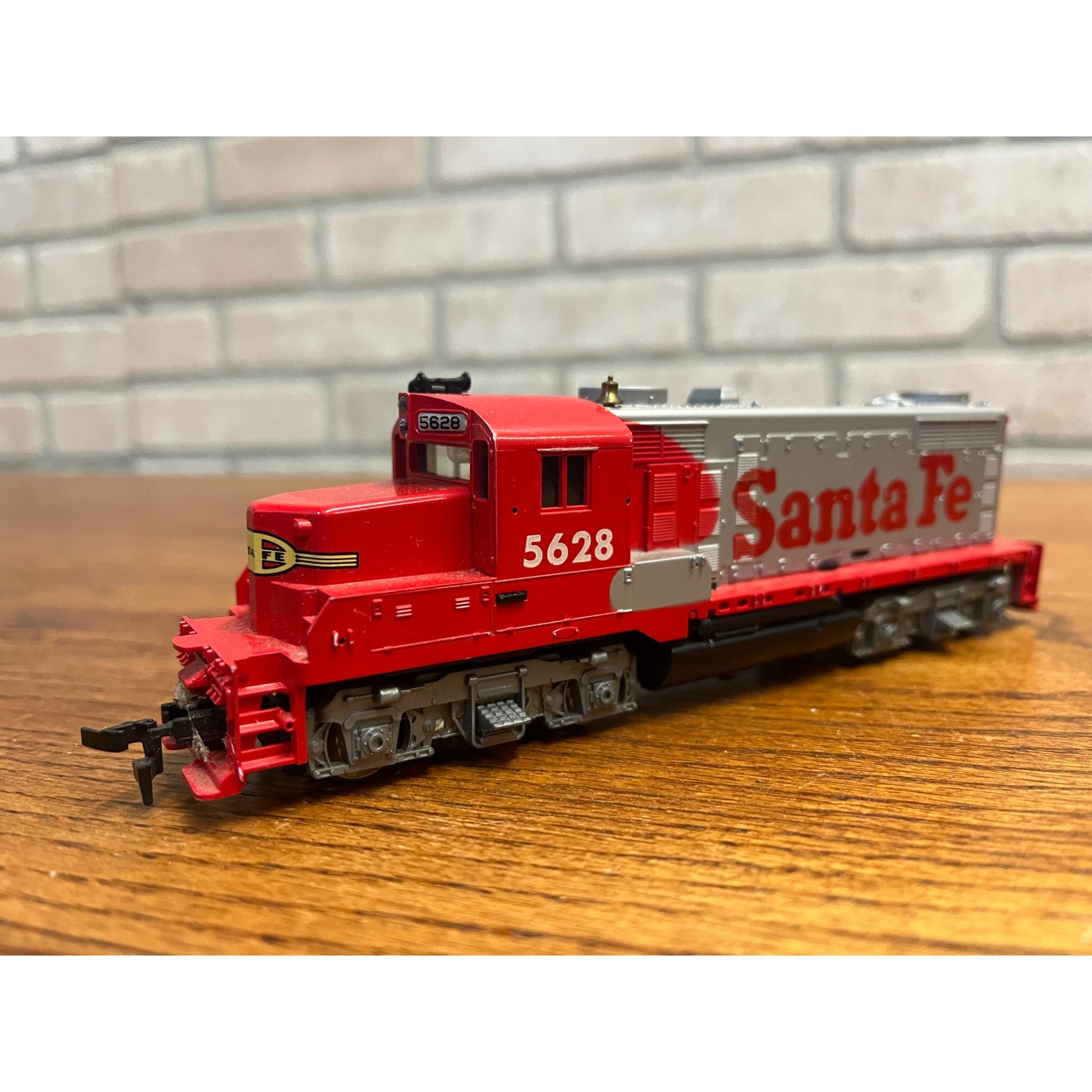 HO Scale TYCO Santa Fe Diesel Locomotive 5628 Untested