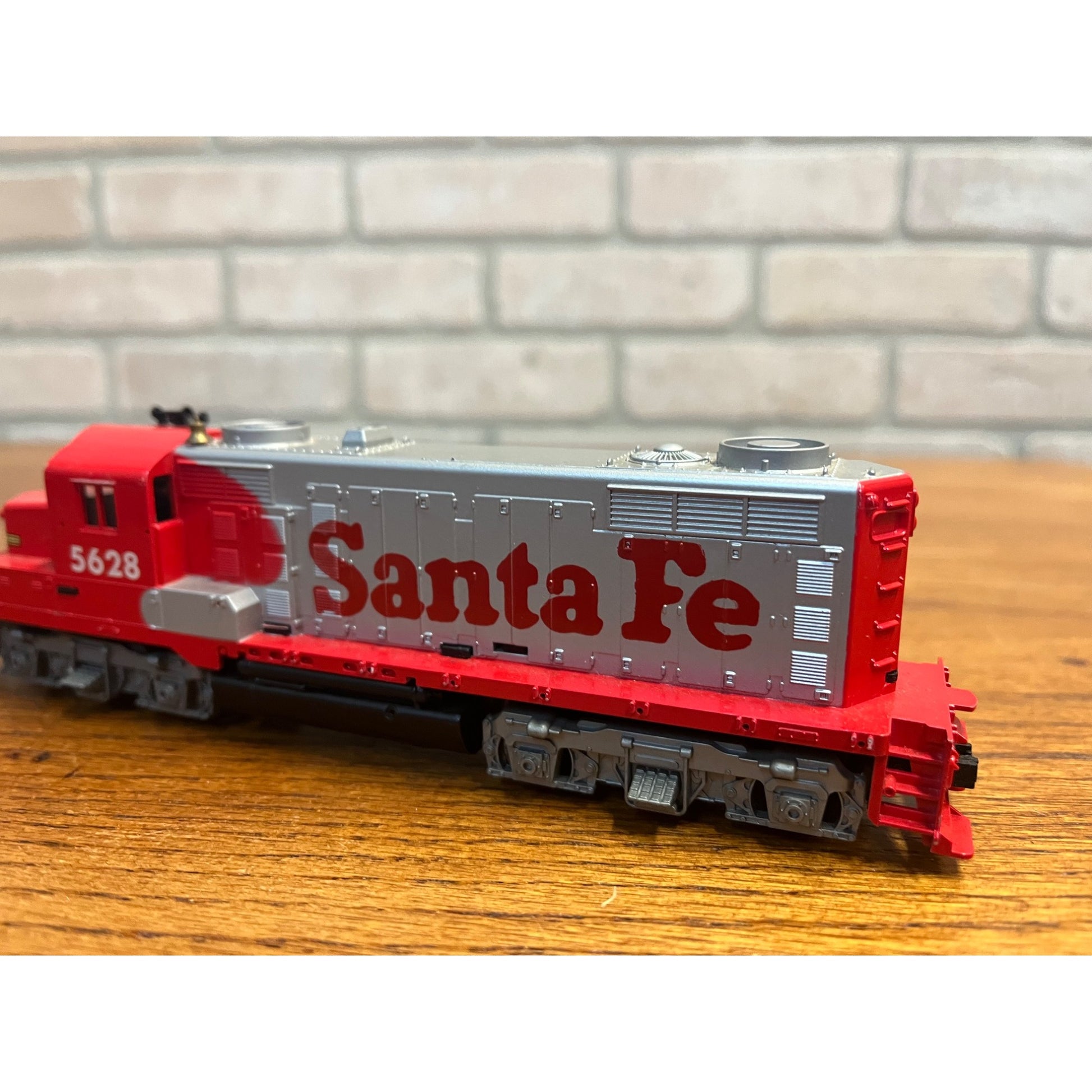 HO Scale TYCO Santa Fe Diesel Locomotive 5628 Untested