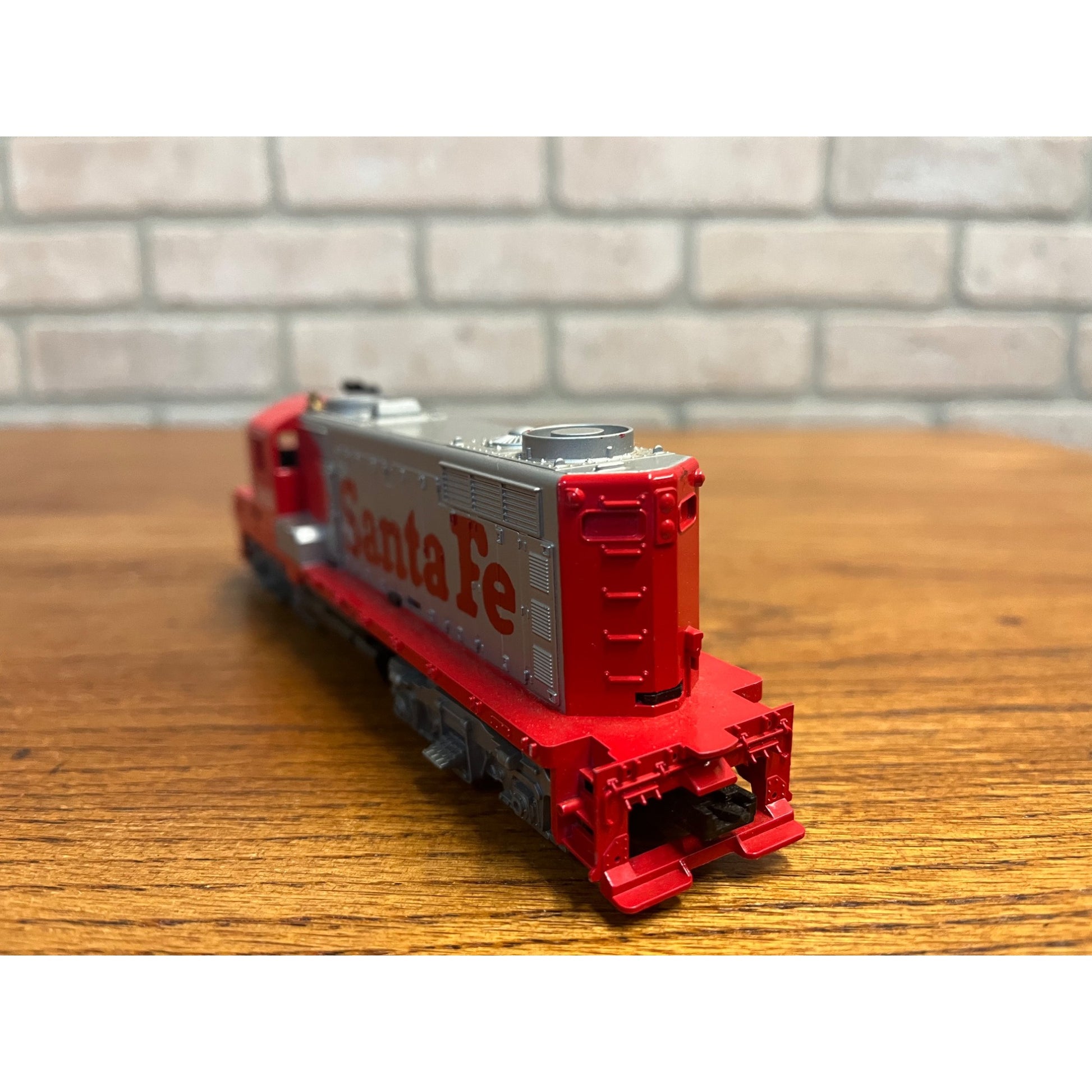 HO Scale TYCO Santa Fe Diesel Locomotive 5628 Untested