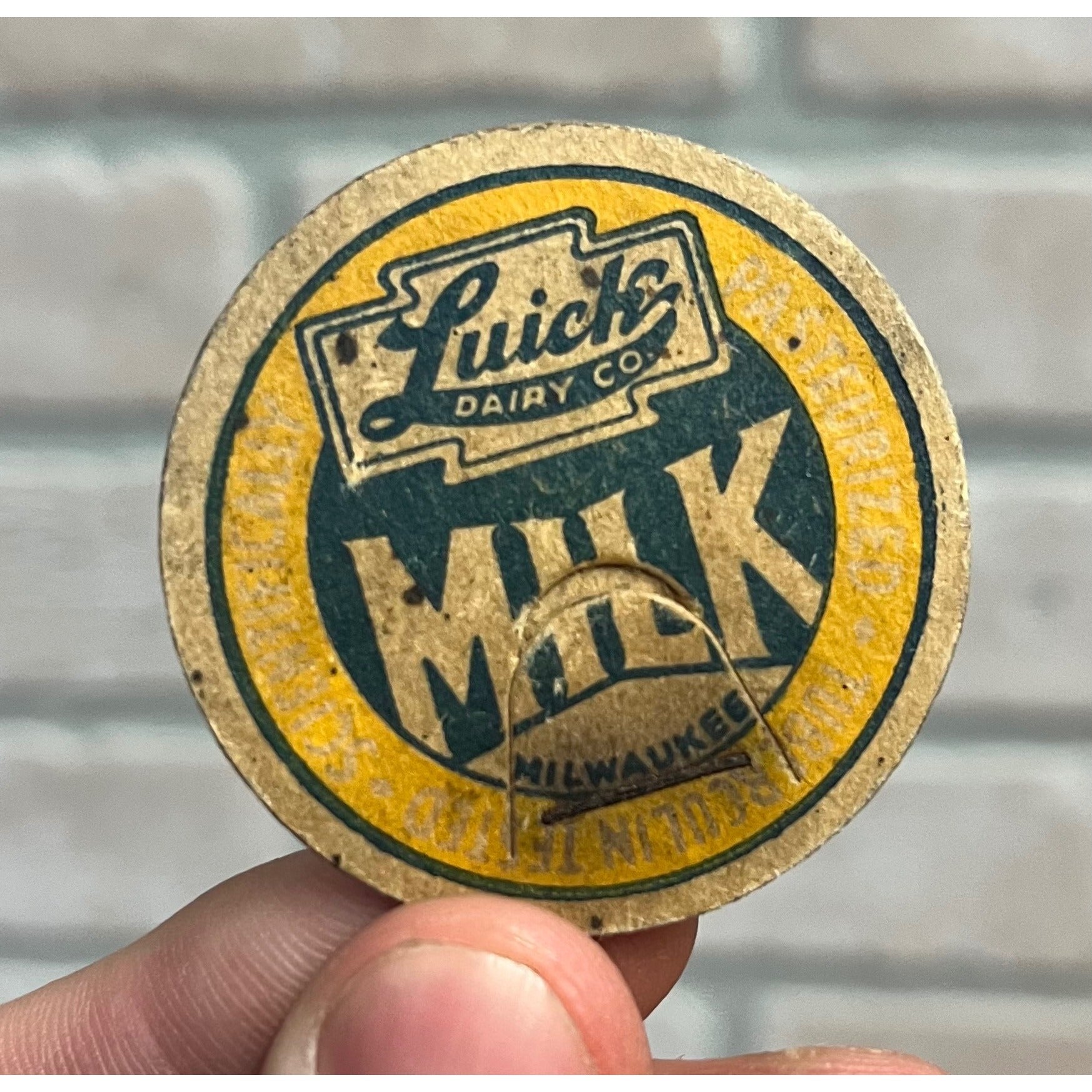 Vintage Luick Dairy Co. Milwaukee Wisconsin Milk Bottle Cap Yellow Blue