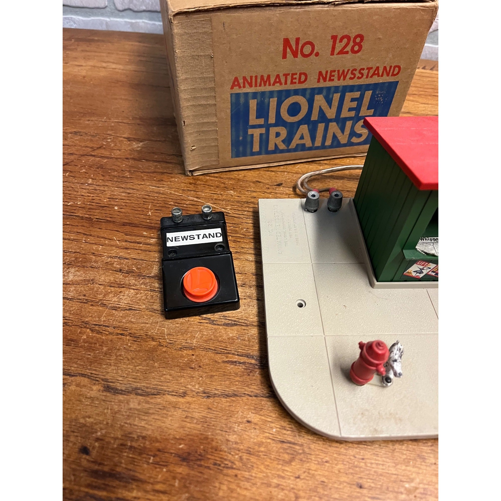 Lionel Postwar #128 Animated Newsstand Building With Original Box