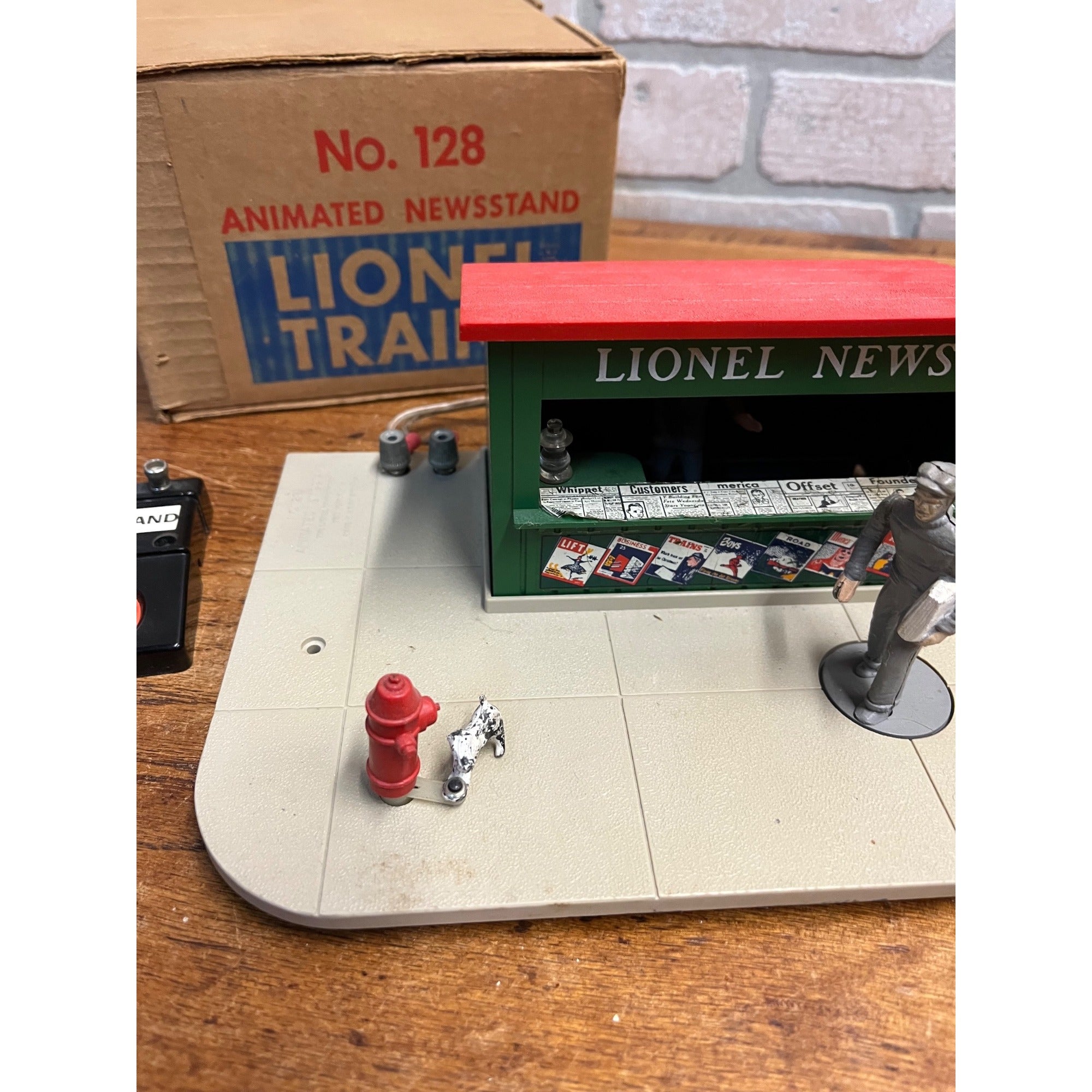 Lionel Postwar #128 Animated Newsstand Building With Original Box