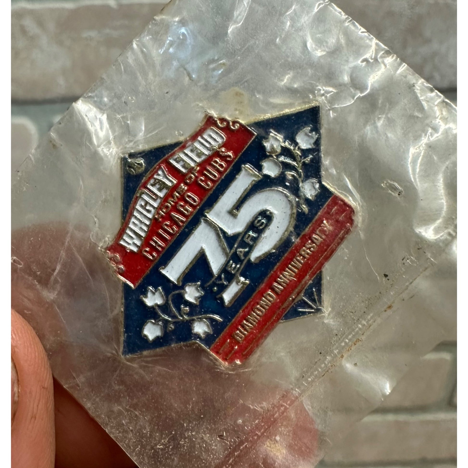 MLB Chicago Cubs 75 Years Wrigley Field logo hat / Lapel Pin SEALED