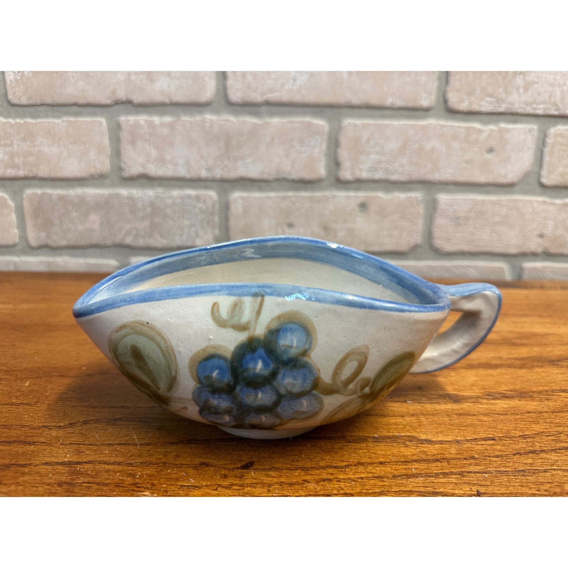 LOUISVILLE STONEWARE BLUEBERRY CLUSTER GRAVY BOAT/SAUCE POURING DISH