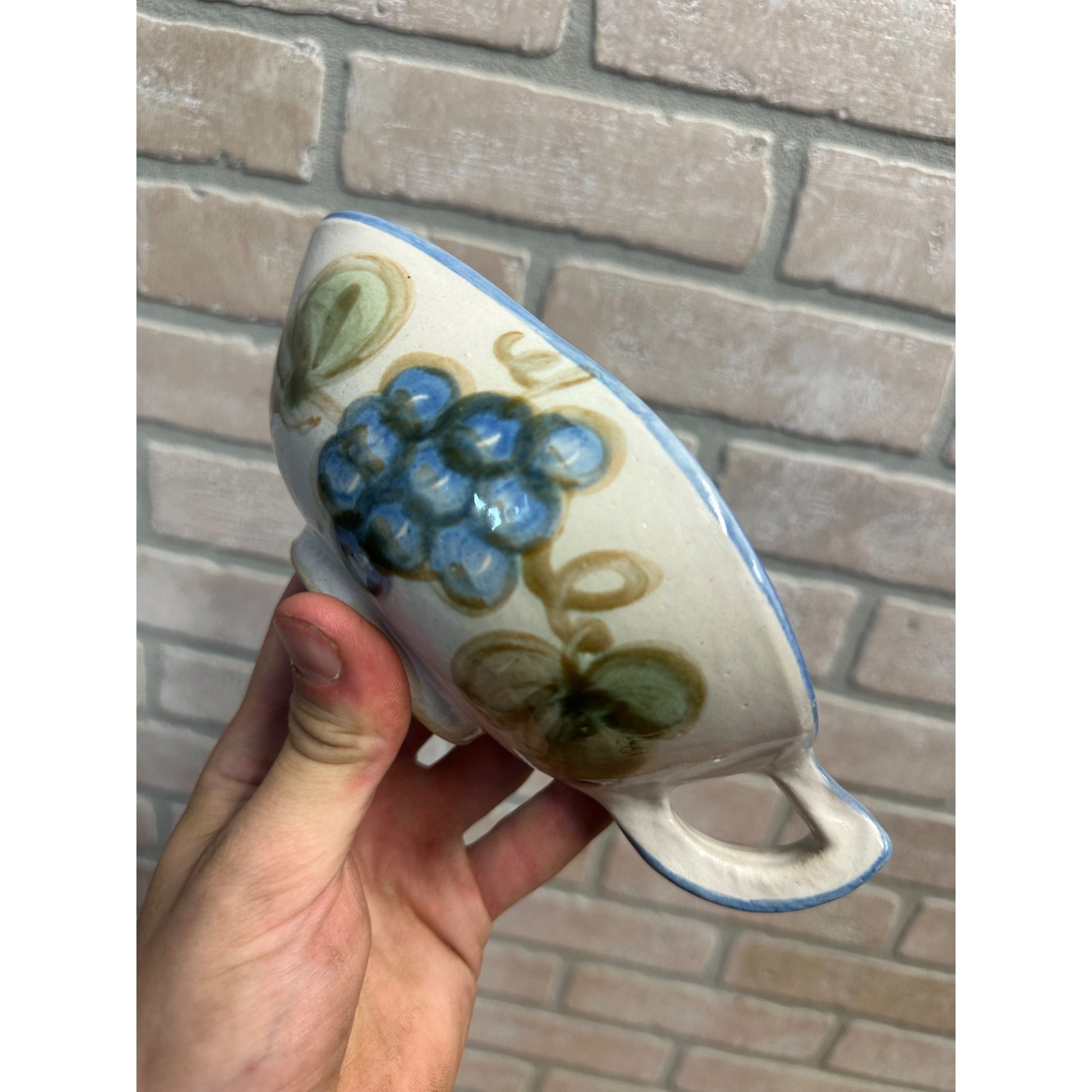 LOUISVILLE STONEWARE BLUEBERRY CLUSTER GRAVY BOAT/SAUCE POURING DISH