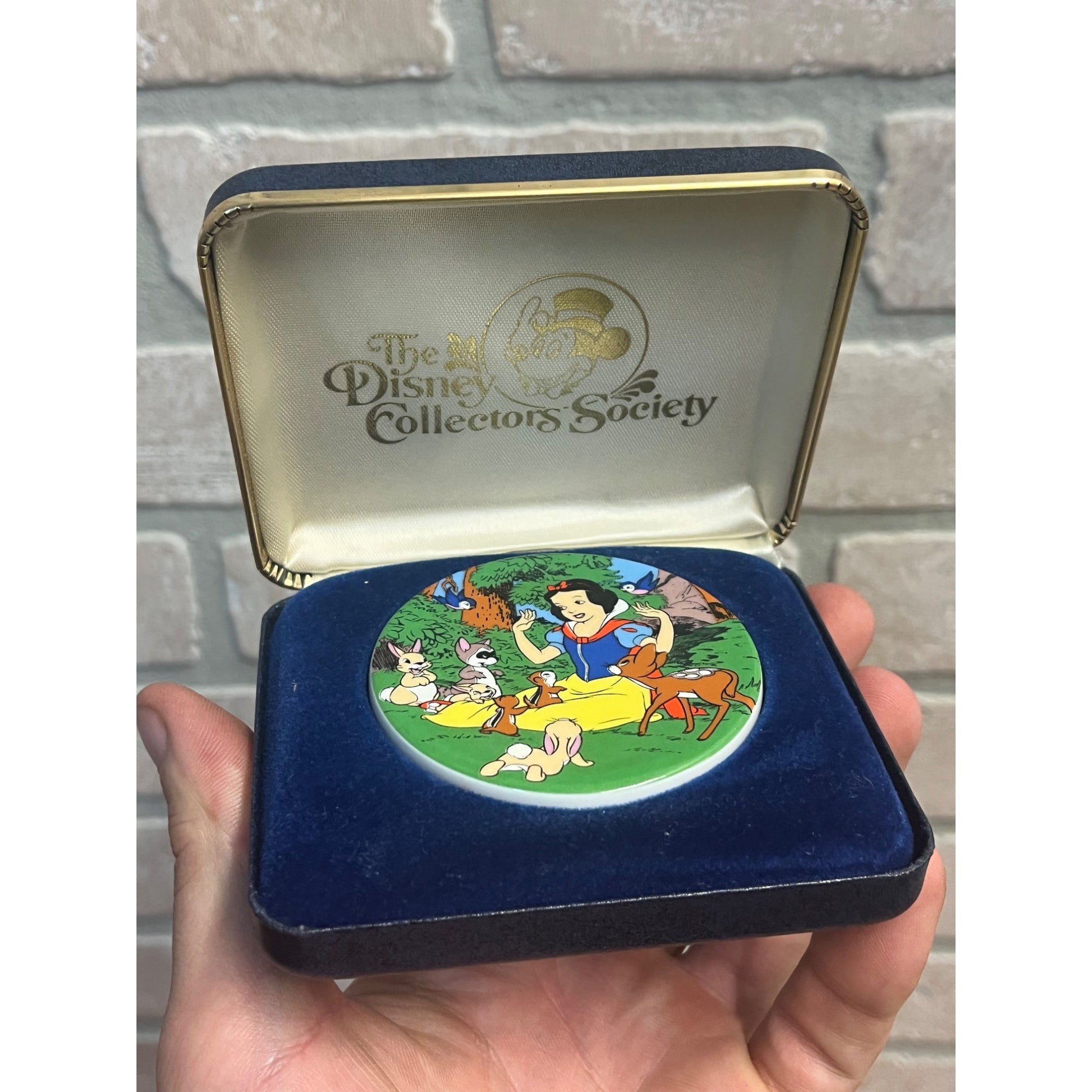Vintage Disney Snow White Ceramic Disc 2.25 Inch 1983 Collectors Society Limited