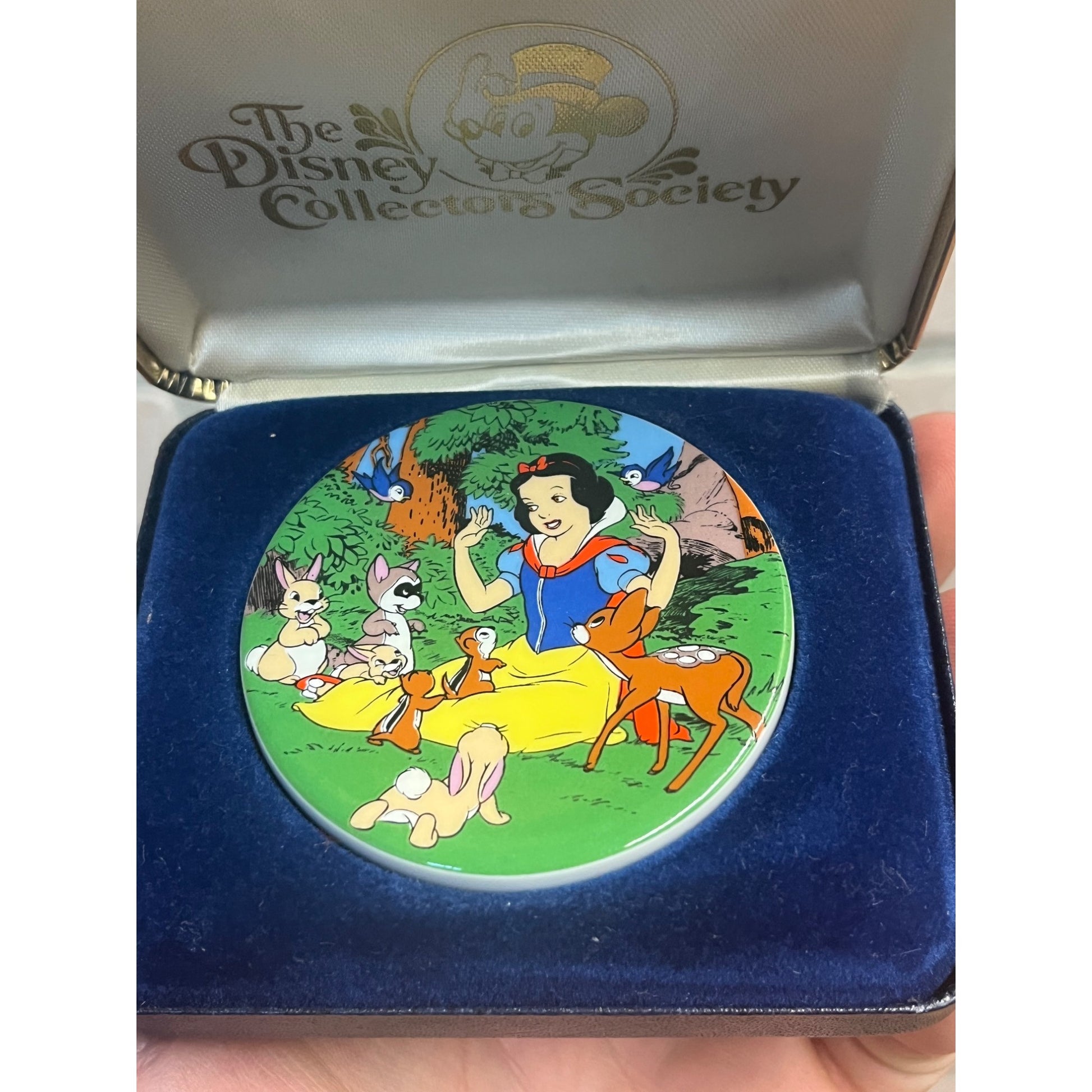 Vintage Disney Snow White Ceramic Disc 2.25 Inch 1983 Collectors Society Limited