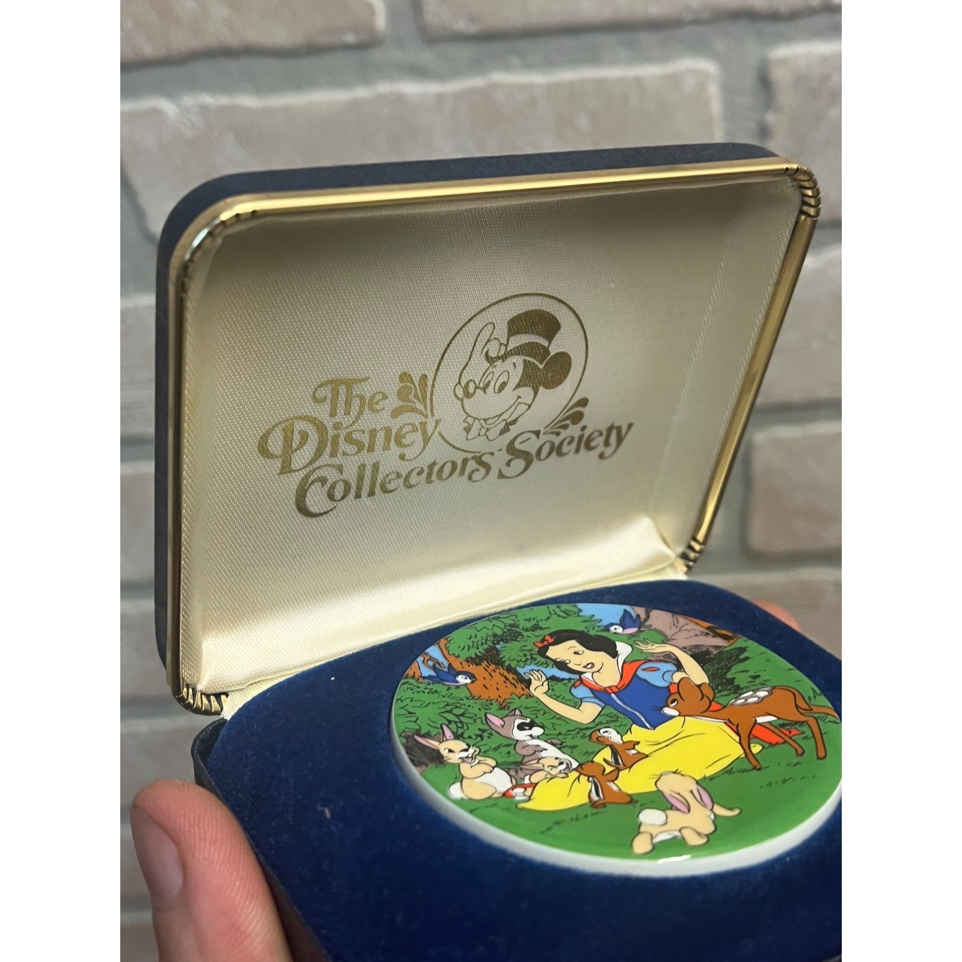 Vintage Disney Snow White Ceramic Disc 2.25 Inch 1983 Collectors Society Limited