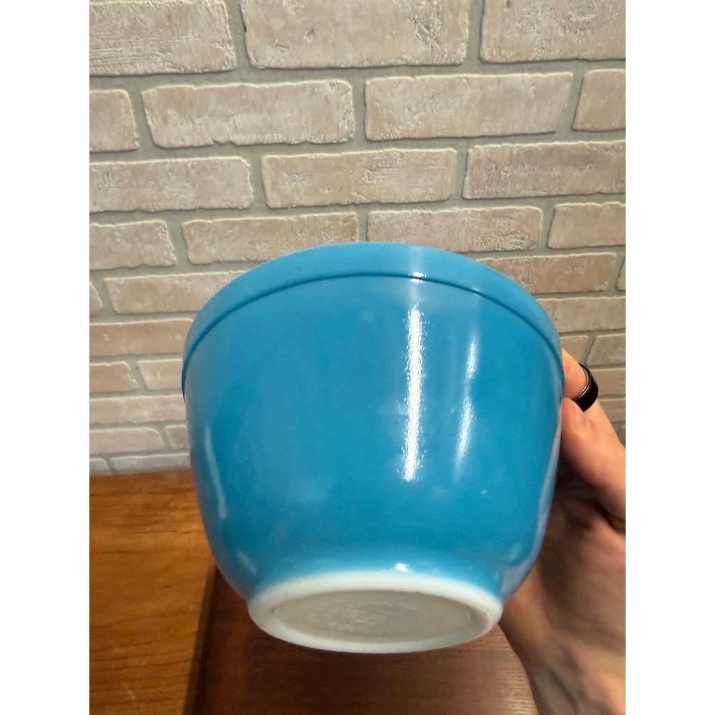 Vintage Set of Two Pyrex Ovenware Painted Milk Glass Bowls Red No. 402 and Blue No. 401 MCM Serveware USA