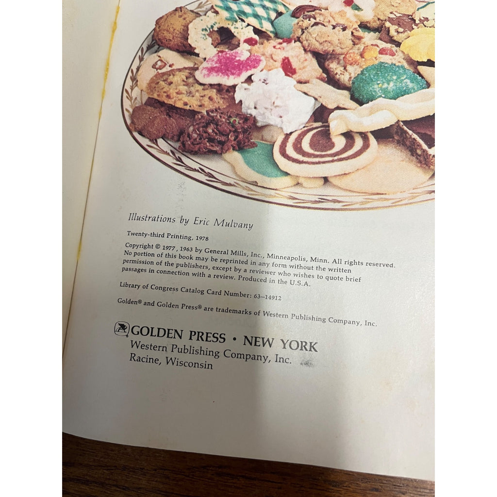 Vintage Betty Crockers Cooky Book (1978) Cookie Recipe Cookbook + Desserts