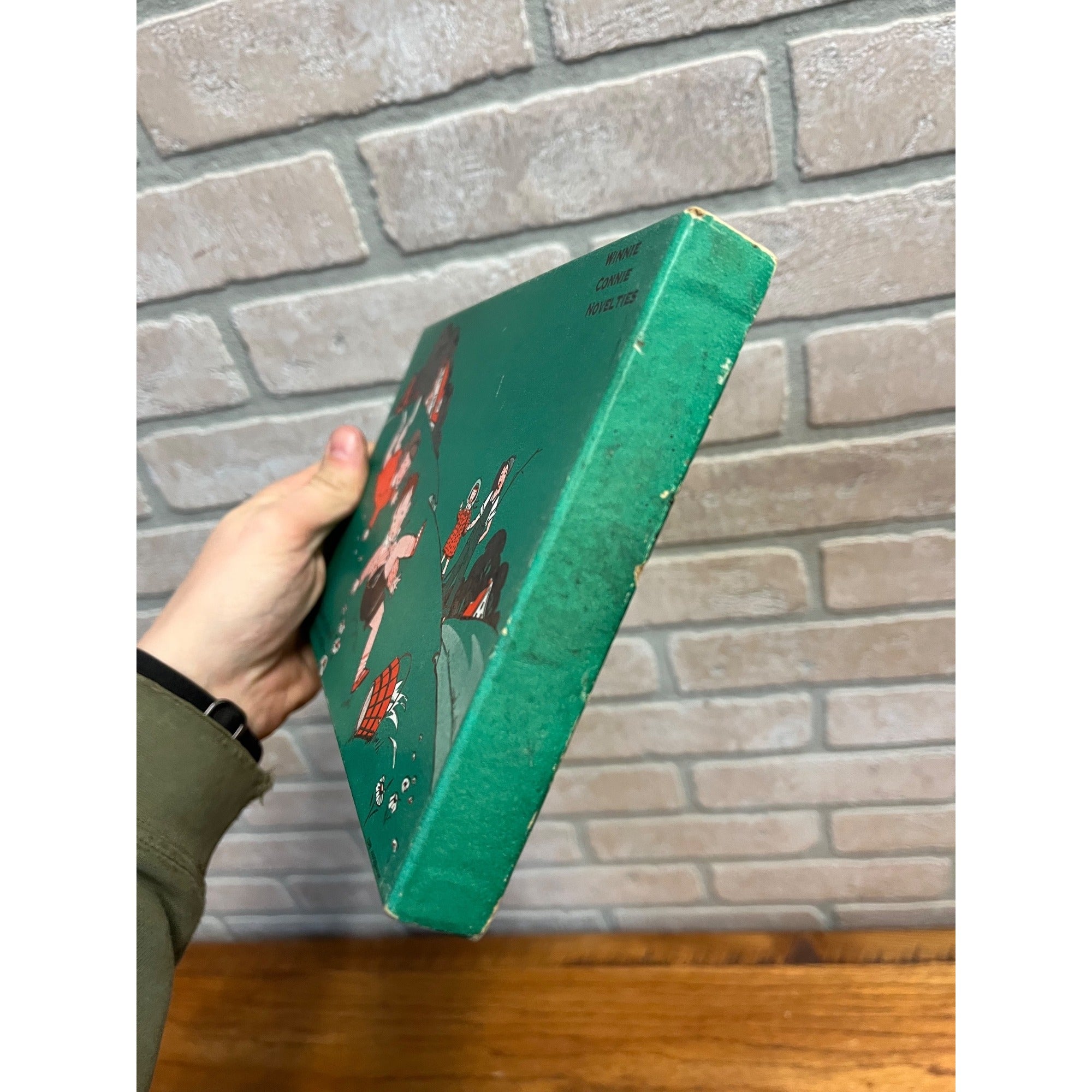 RARE Vintage 1930s Winnie Connie Candy Co. Oshkosh Advertising Chocolate Box