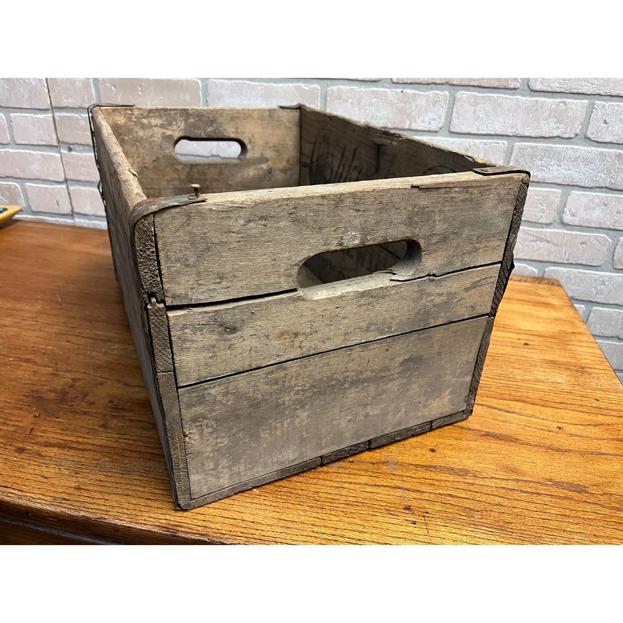 Pre-Prohibition Vintage Oshkosh Brewing Co. Chief Oshkosh Wood Beer Crate Box