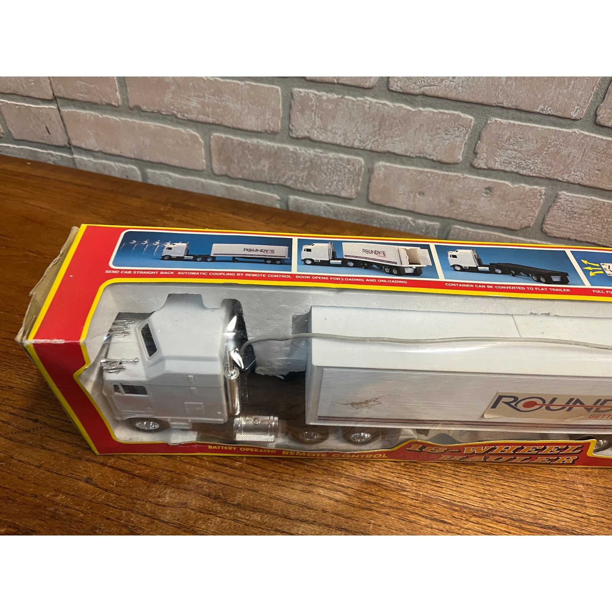 1993 Scientific Toys 18 Wheel Hauler Remote Control Roundys RARE! New in Box