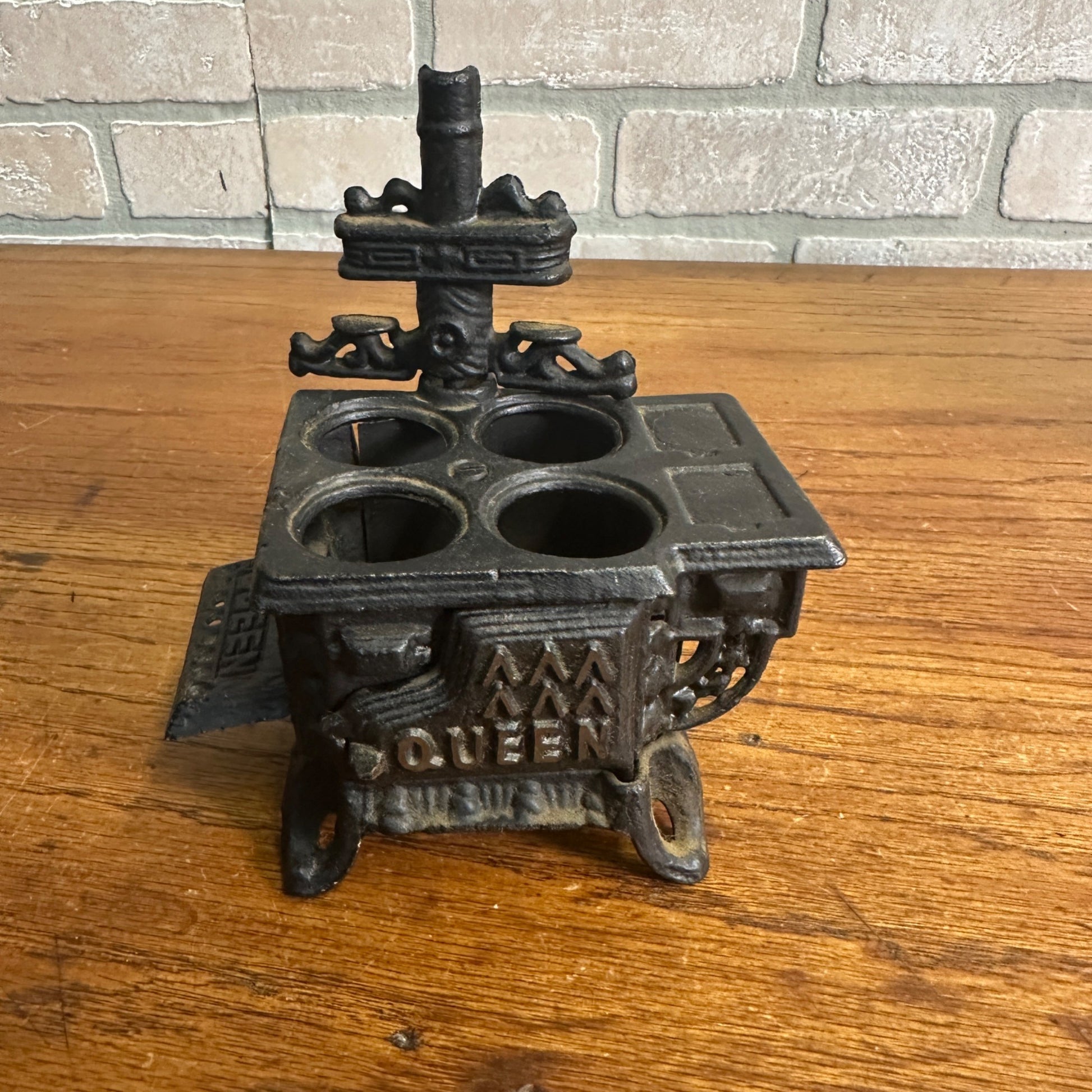 Vintage Queen Miniature Cast Iron Stove Salesman Sample Childs Toy