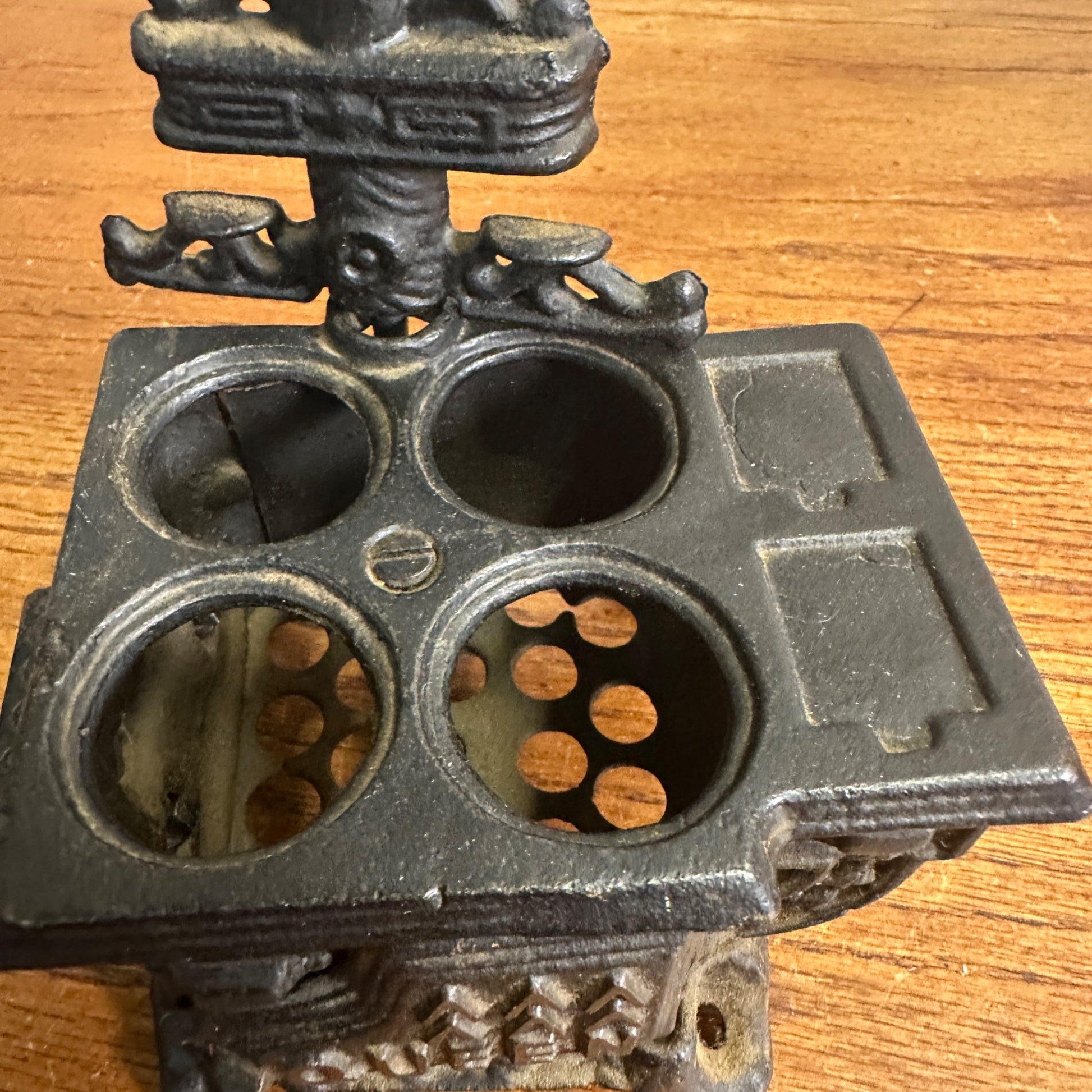 Vintage Queen Miniature Cast Iron Stove Salesman Sample Childs Toy