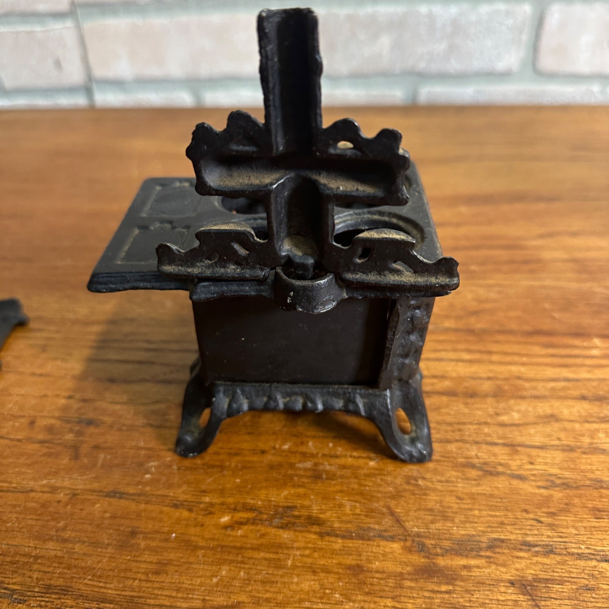 Vintage Queen Miniature Cast Iron Stove Salesman Sample Childs Toy