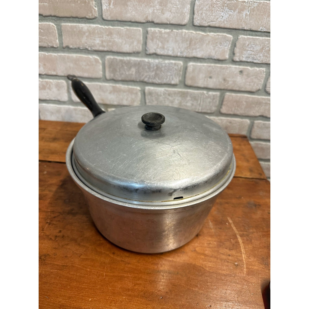 VTG WEAR-EVER ALUMINUM NO. 226 SAUCEPAN 1 1/2 QUART WOOD HANDLE W/LID
