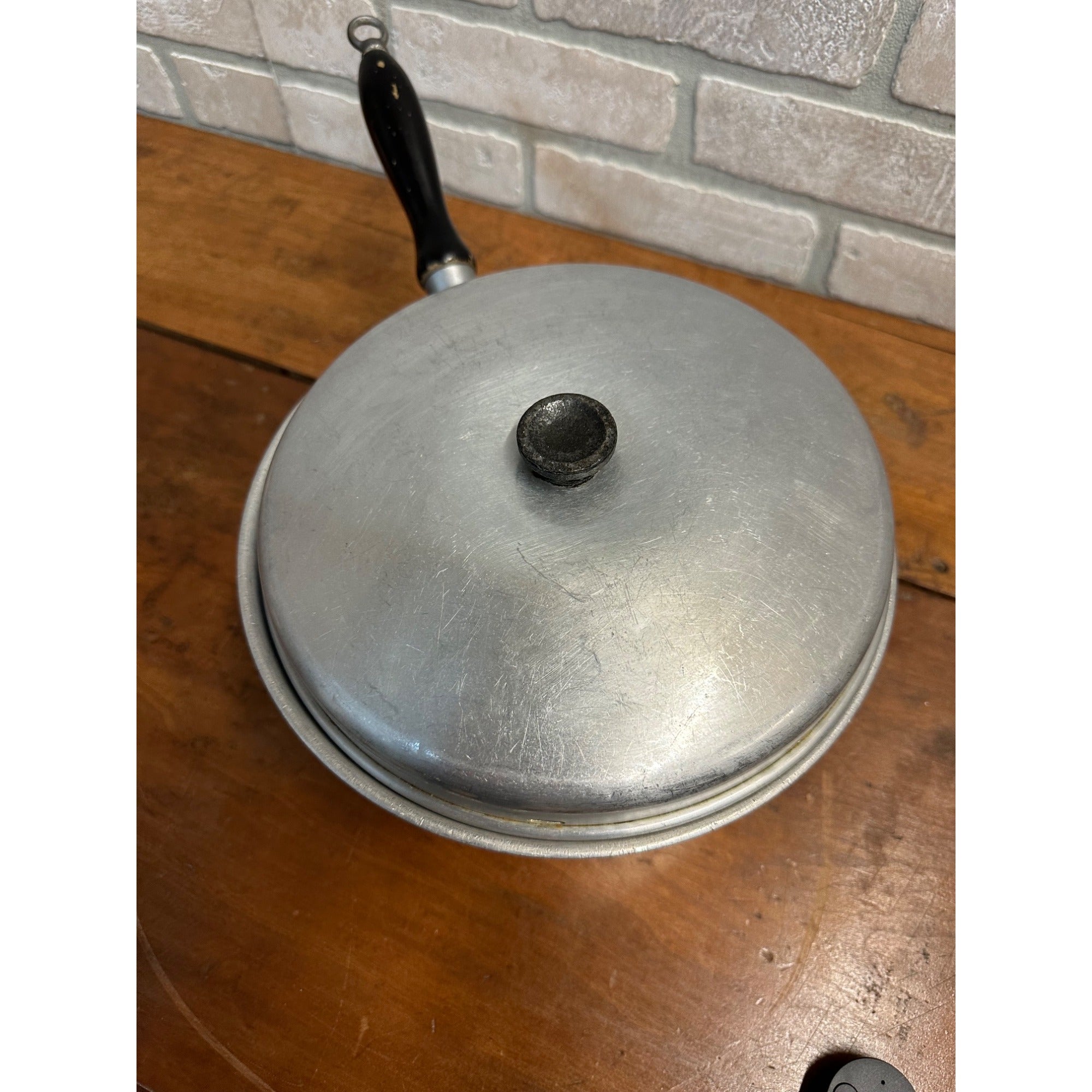 VTG WEAR-EVER ALUMINUM NO. 226 SAUCEPAN 1 1/2 QUART WOOD HANDLE W/LID