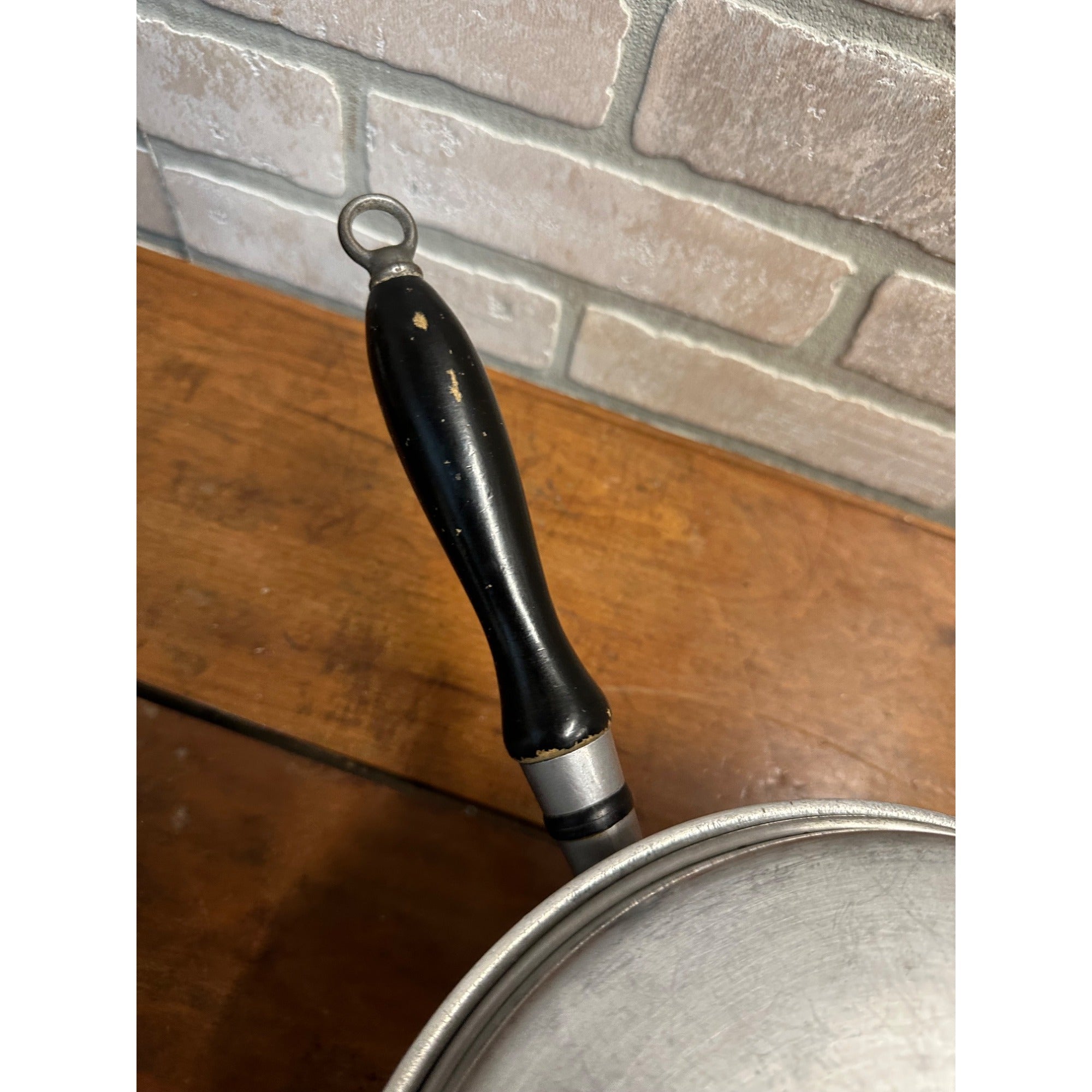 VTG WEAR-EVER ALUMINUM NO. 226 SAUCEPAN 1 1/2 QUART WOOD HANDLE W/LID