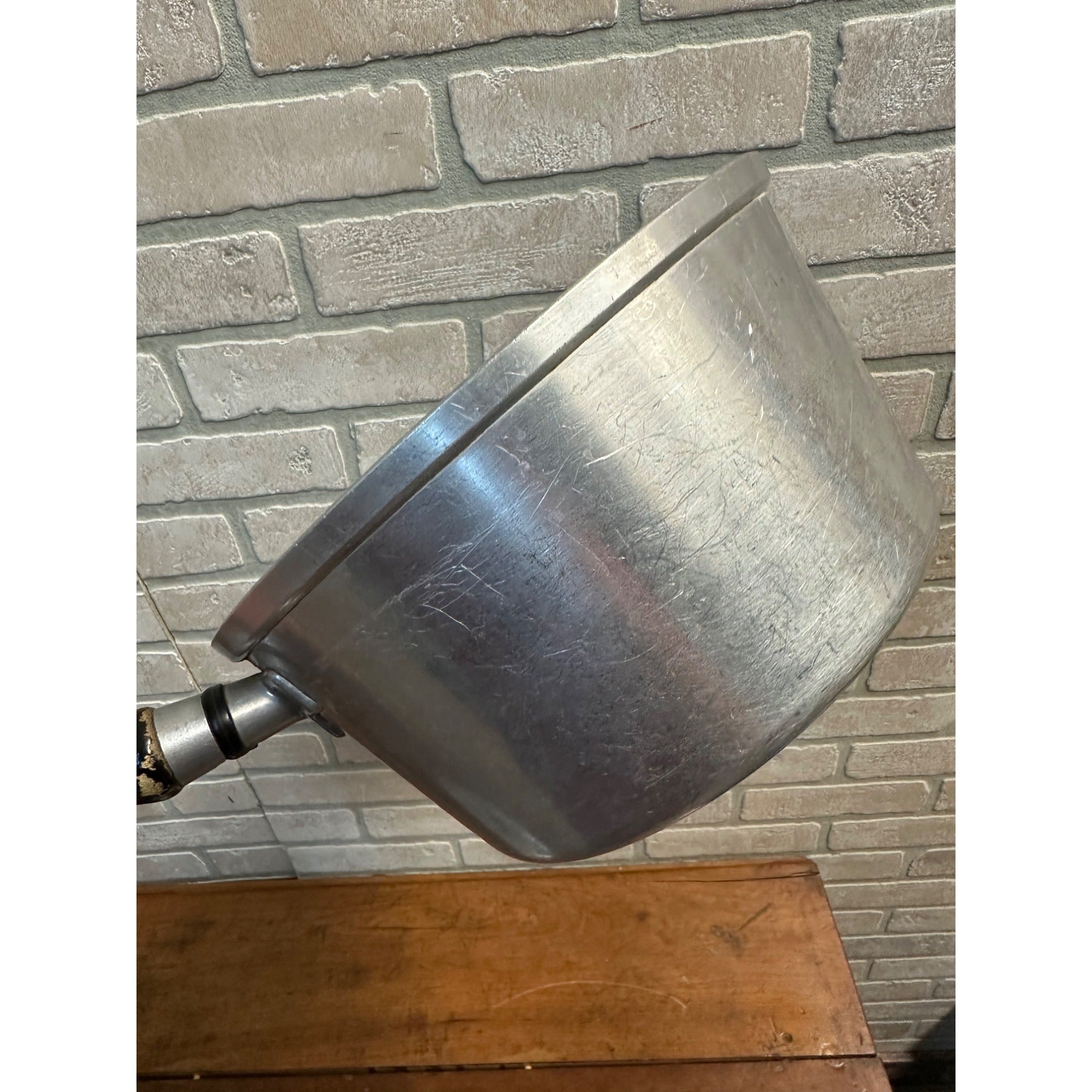 VTG WEAR-EVER ALUMINUM NO. 226 SAUCEPAN 1 1/2 QUART WOOD HANDLE W/LID