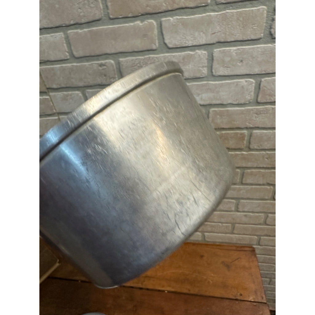 VTG WEAR-EVER ALUMINUM NO. 226 SAUCEPAN 1 1/2 QUART WOOD HANDLE W/LID
