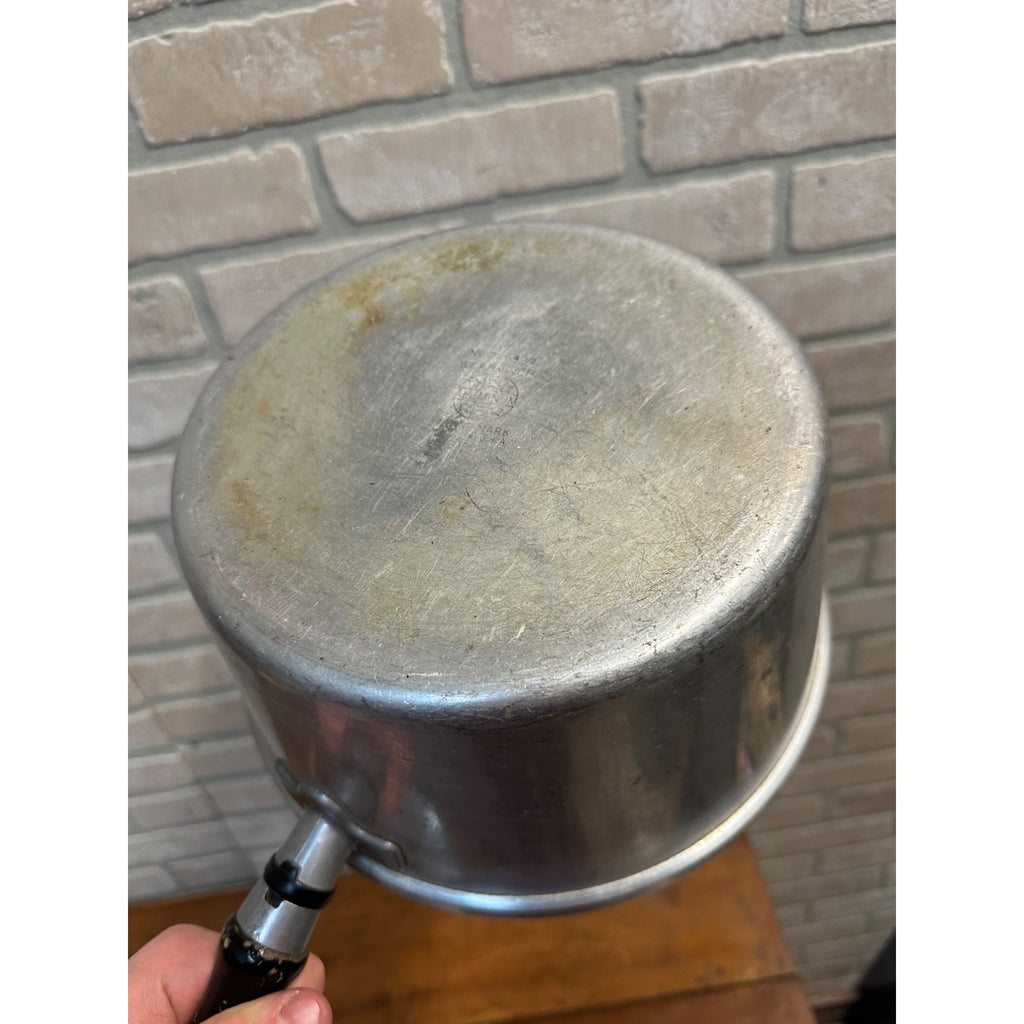 VTG WEAR-EVER ALUMINUM NO. 226 SAUCEPAN 1 1/2 QUART WOOD HANDLE W/LID