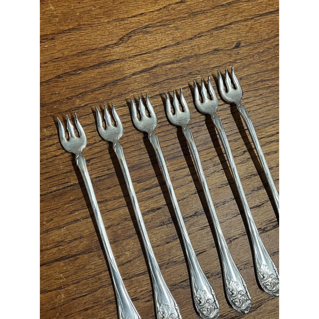 Fleur de Luce Oneida Community Silver Plate Lot (6) Seafood Cocktail Forks - No Mono