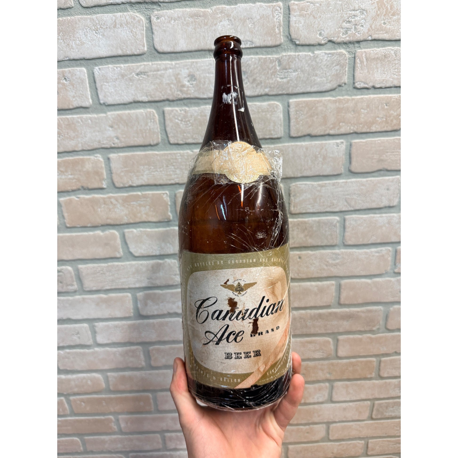 1960s Canadian Ace Brewing Co Chicago Illinois Beer Bottle 1/2 gallon Picnic Paper Label