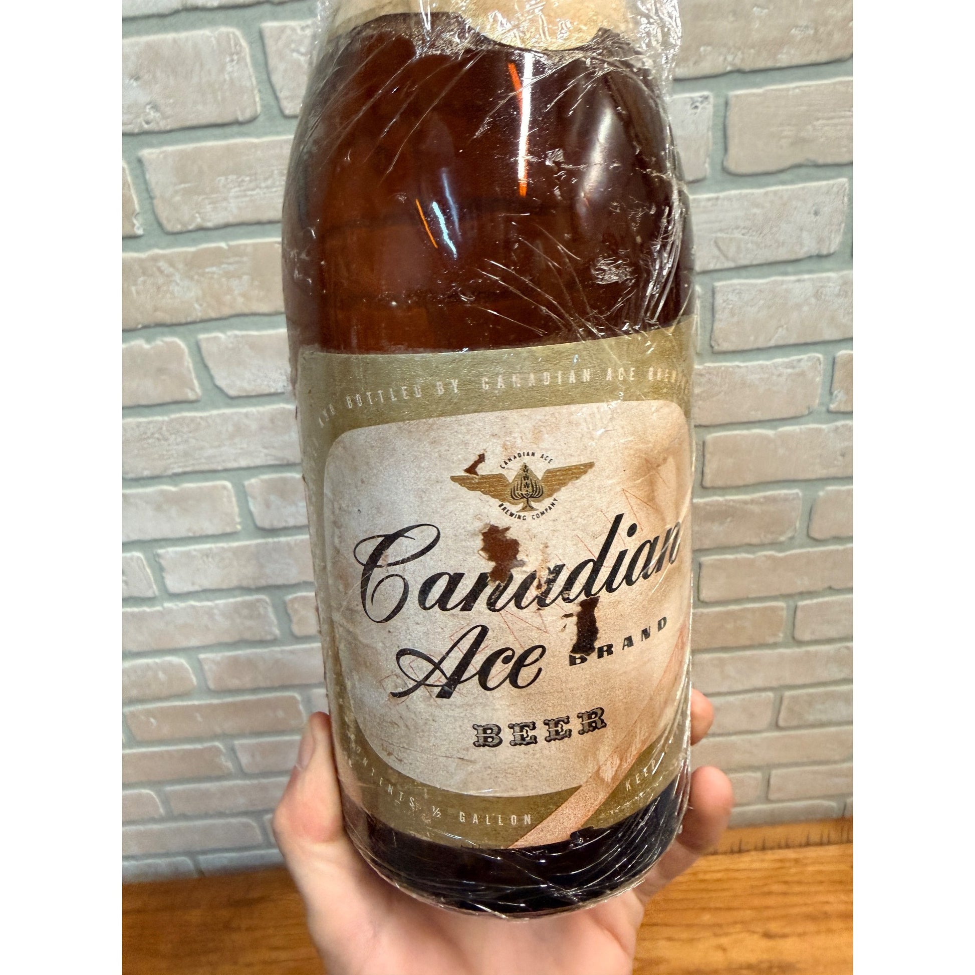 1960s Canadian Ace Brewing Co Chicago Illinois Beer Bottle 1/2 gallon Picnic Paper Label