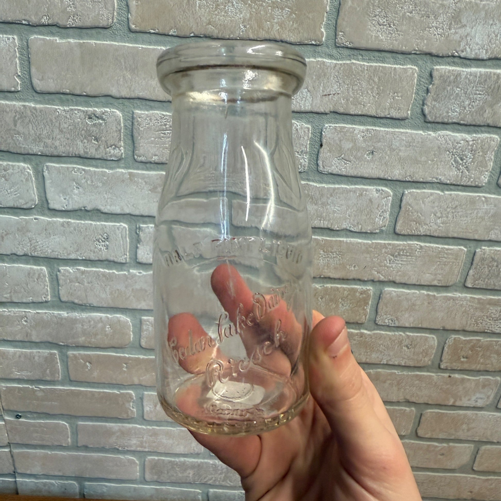 SCARCE Cedar Lake Dairy Riesch West Bend Wis Half Pint Bottle WI Wisconsin