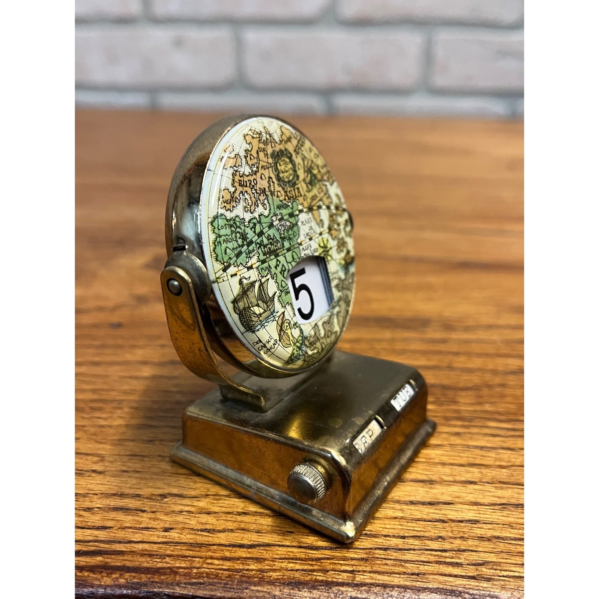 Vintage Perpetual Flip Mechanical Desktop Calendar Metal World Globe Map