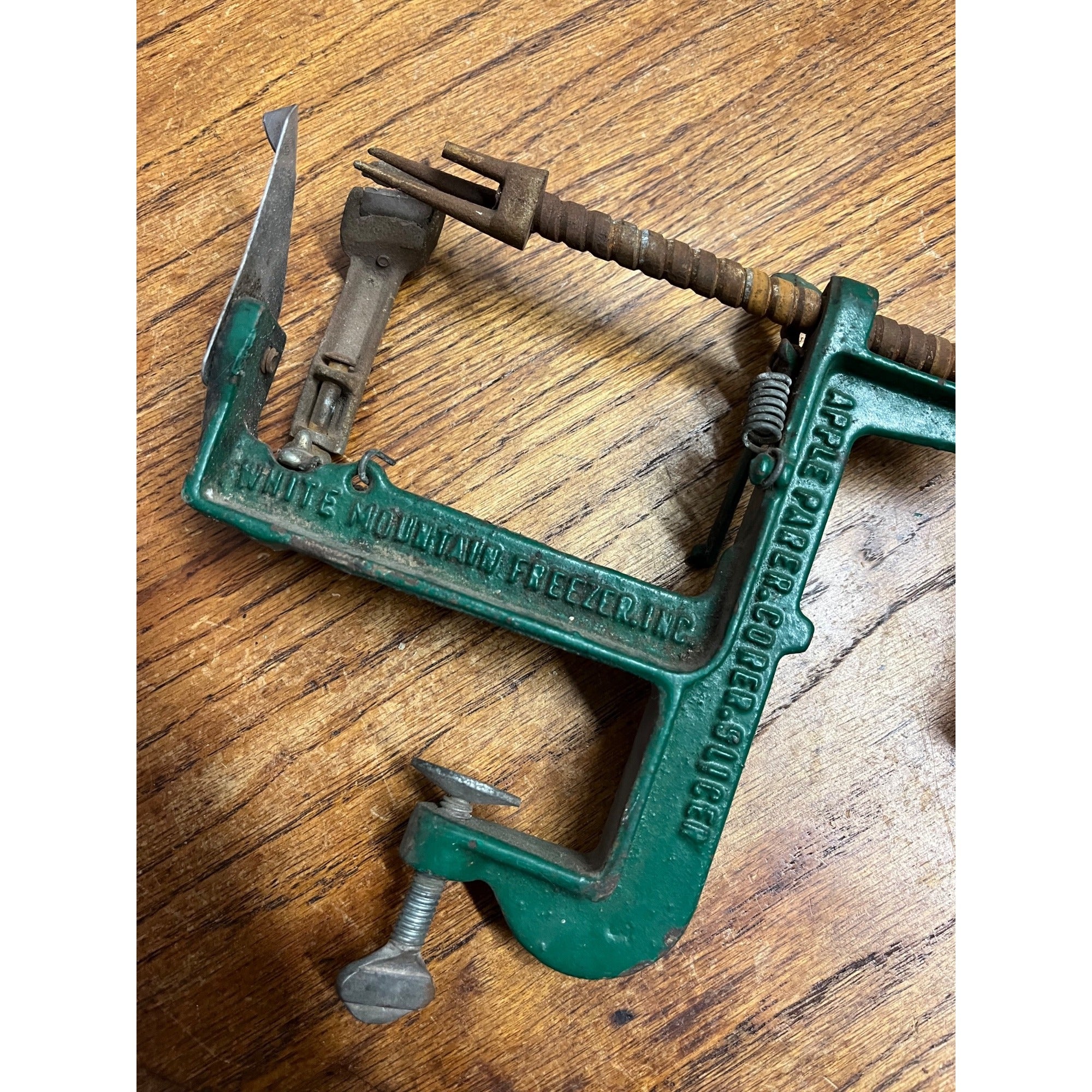 White Mountain Freezer Inc. Apple Peeler/Corer/Slicer Green Metal Fruit Tool